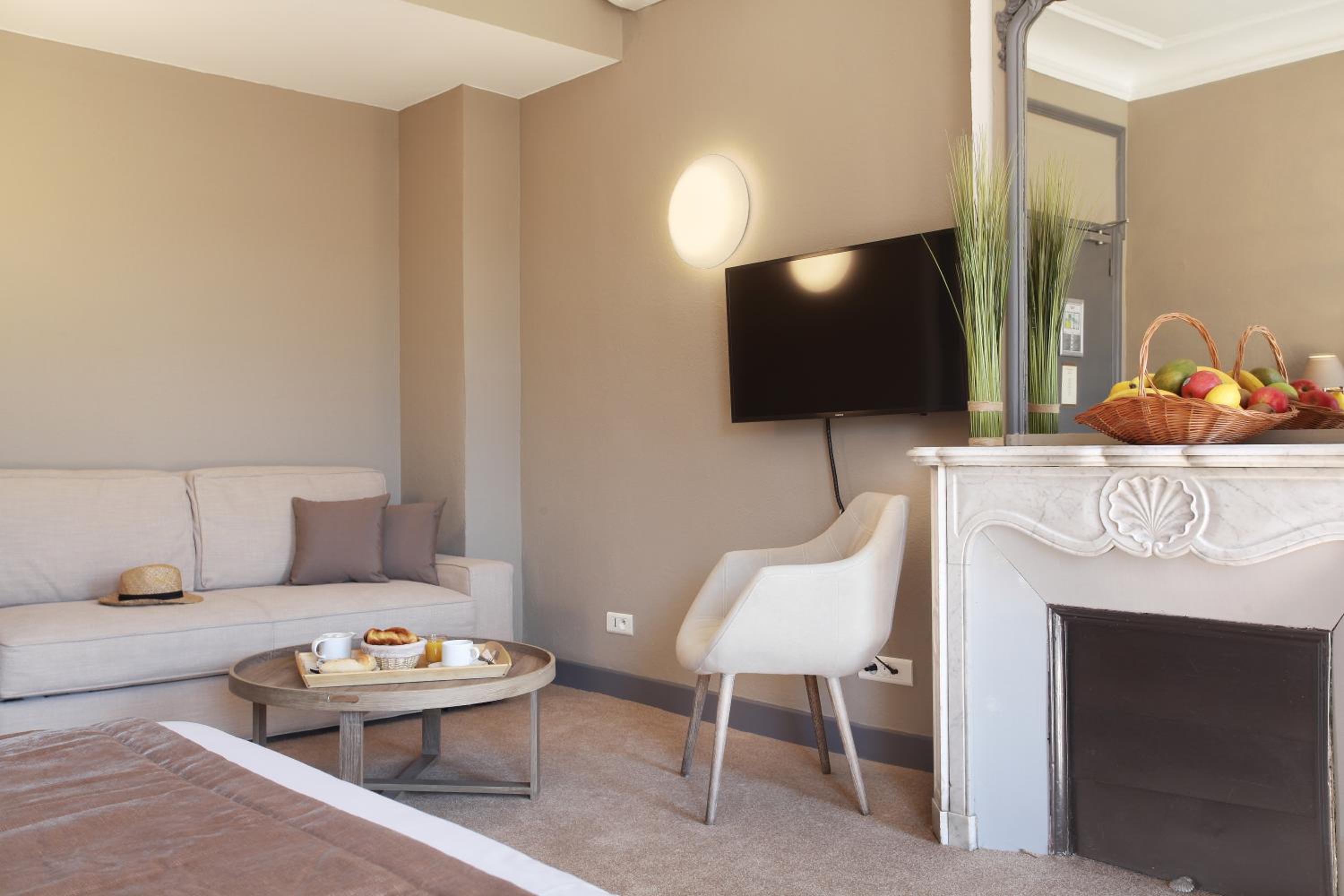 Junior Suite with Balcony - Photo 11