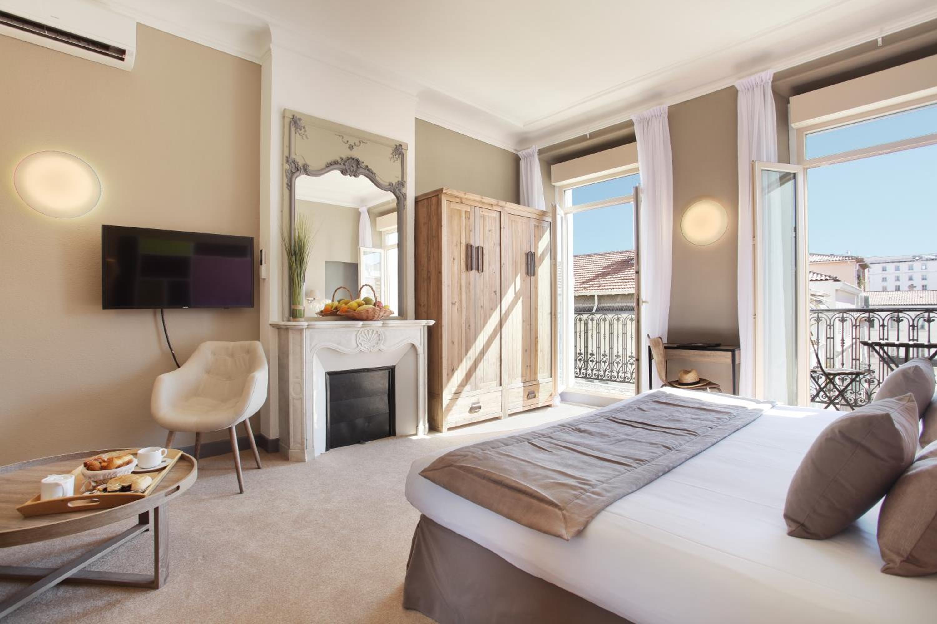 Junior Suite with Balcony - Photo 5