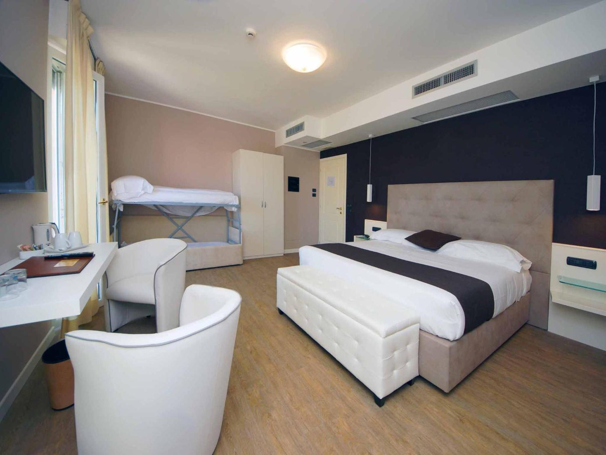Superior Quadruple Room - Photo 14