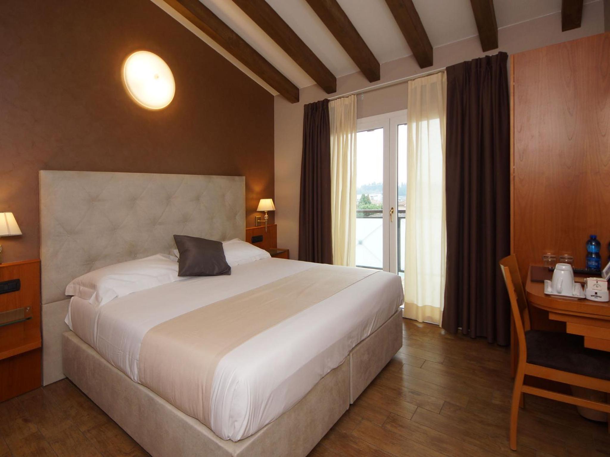 Standard Double Room - Photo 2