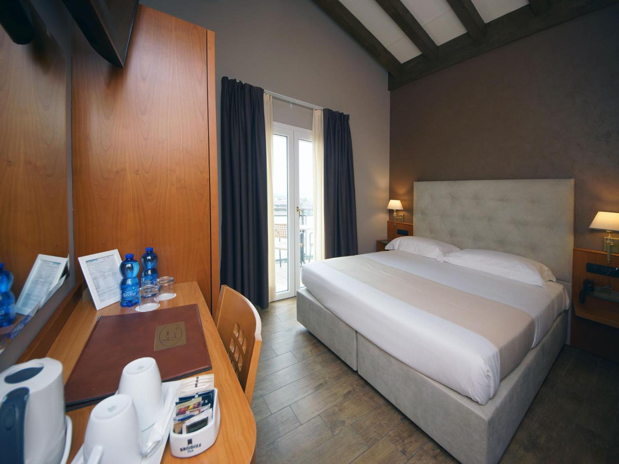 Standard Double Room - Photo 4