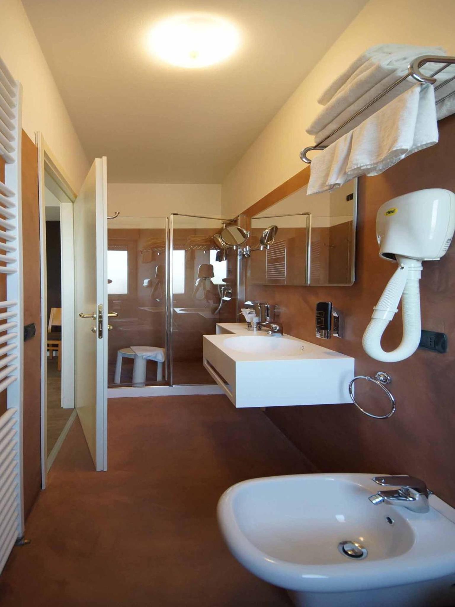 Superior Quadruple Room - Photo 9