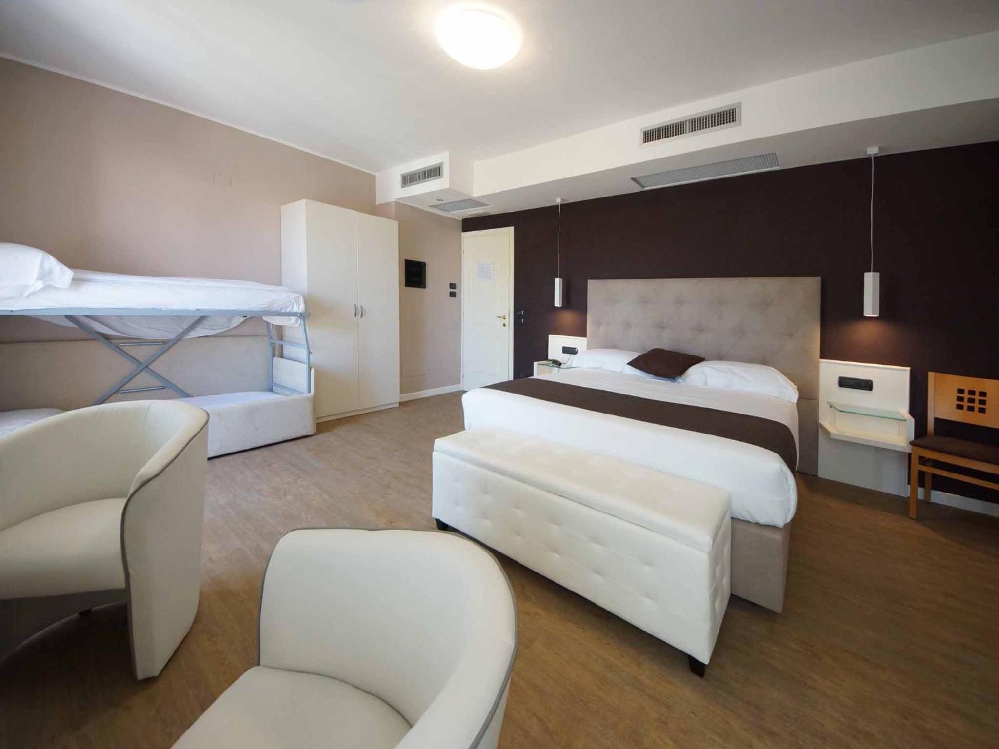Superior Quadruple Room - Photo 13