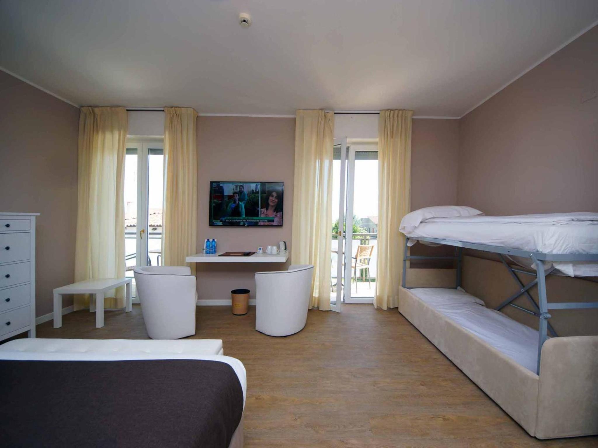 Superior Quadruple Room - Photo 6
