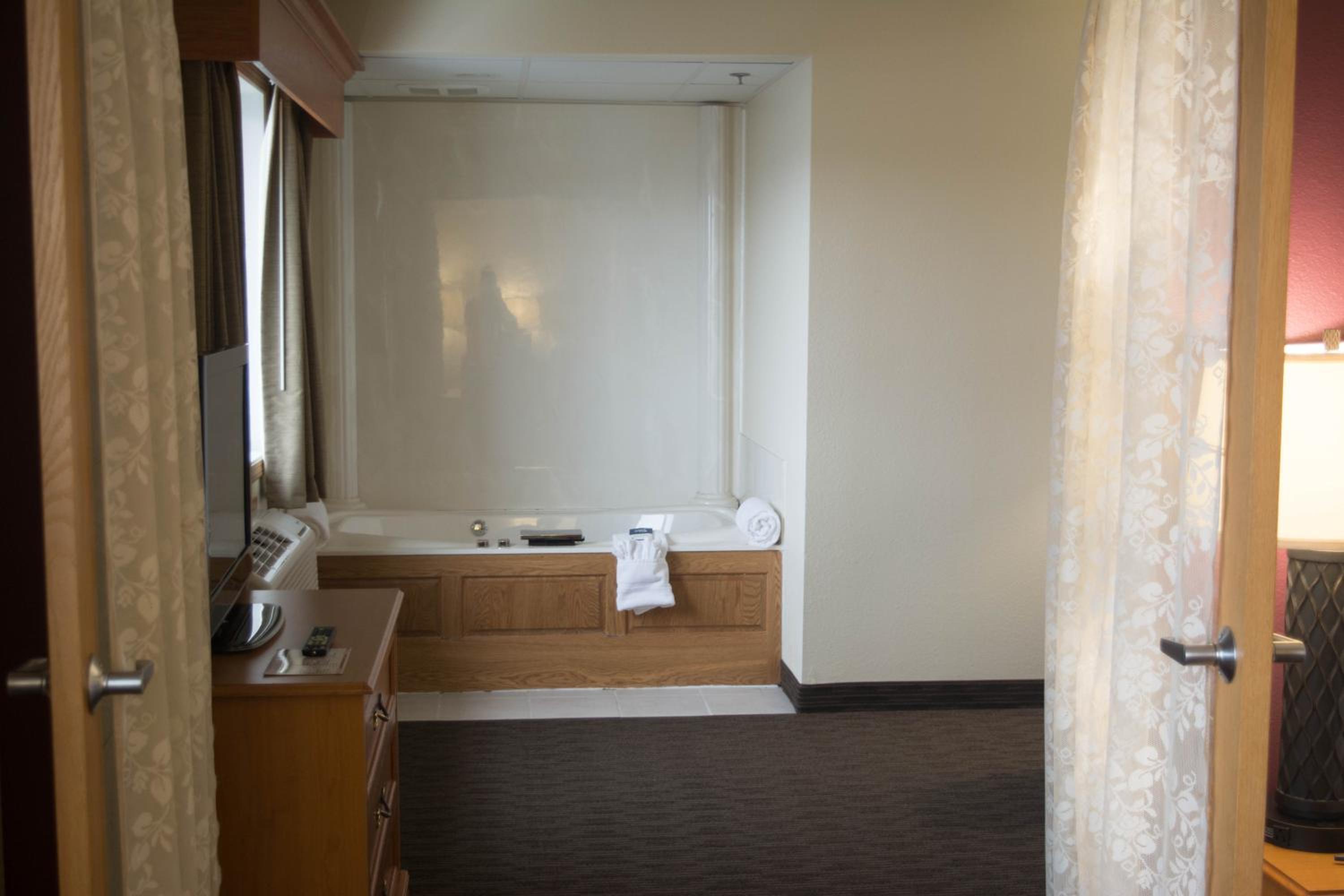 Superior Queen Studio Suite - Non-Smoking photo 3