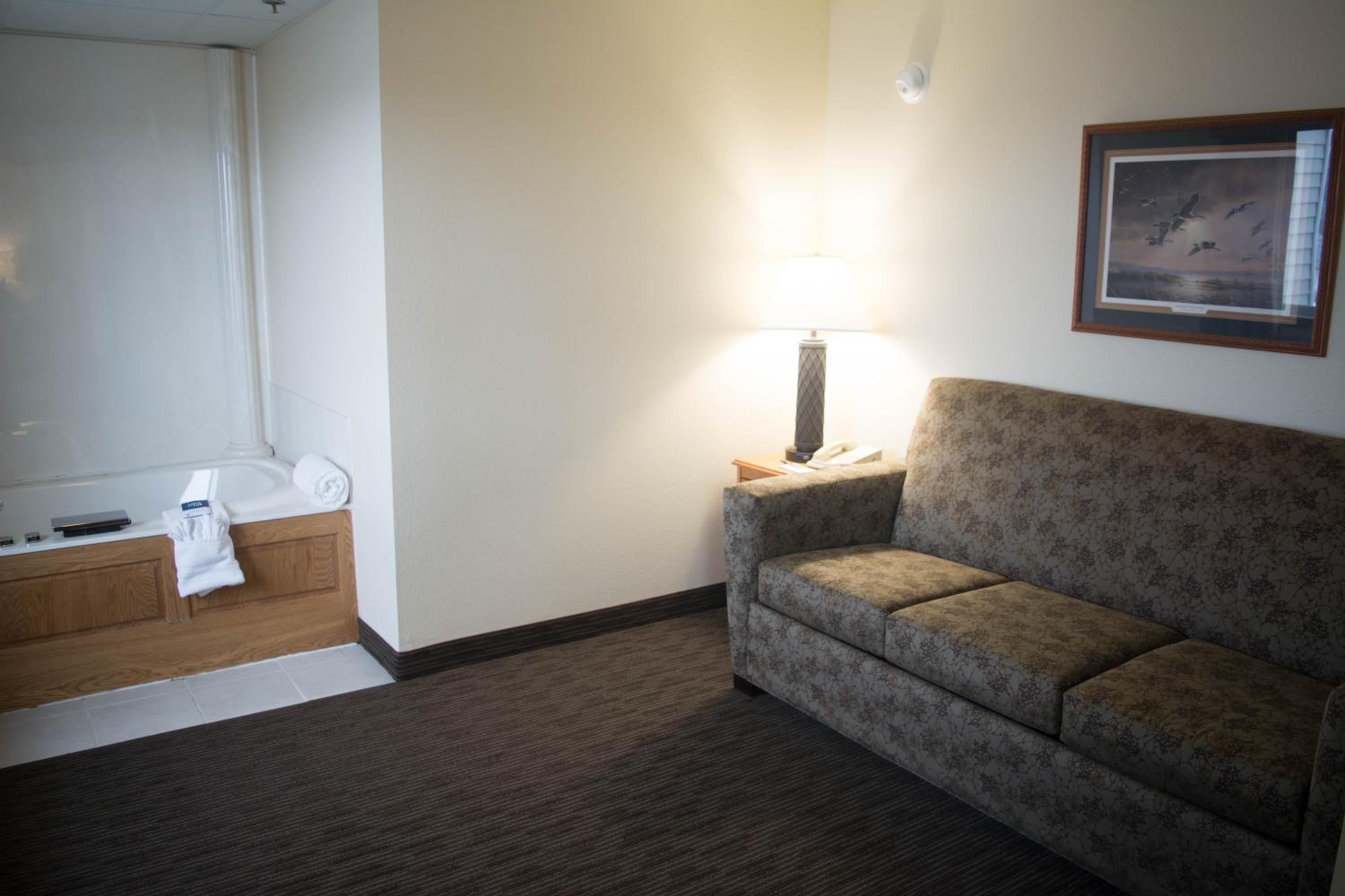 Superior Queen Studio Suite - Non-Smoking photo 2