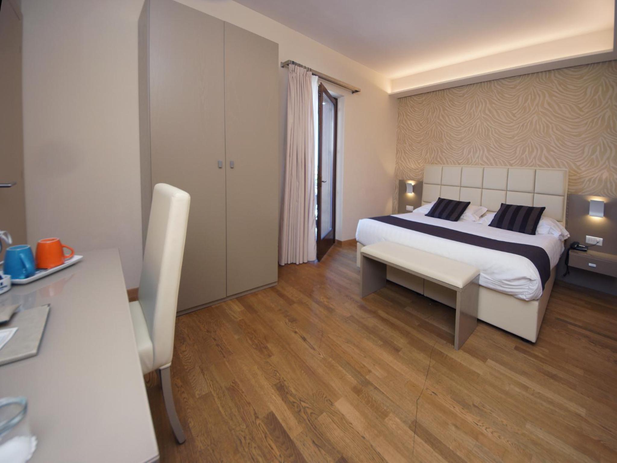 Double Room with Balcony - Photo 2