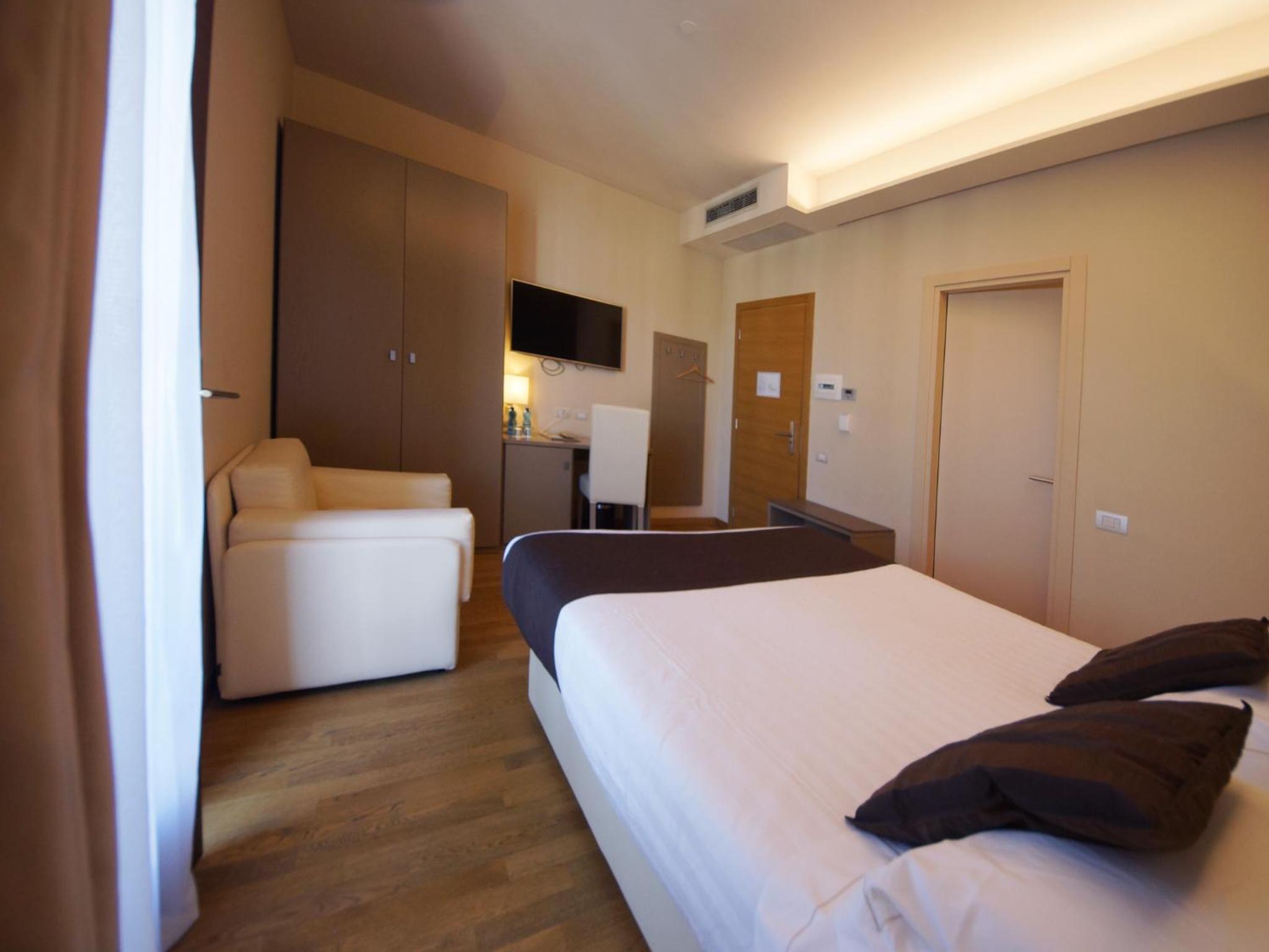 Double Room with Balcony - Photo 4