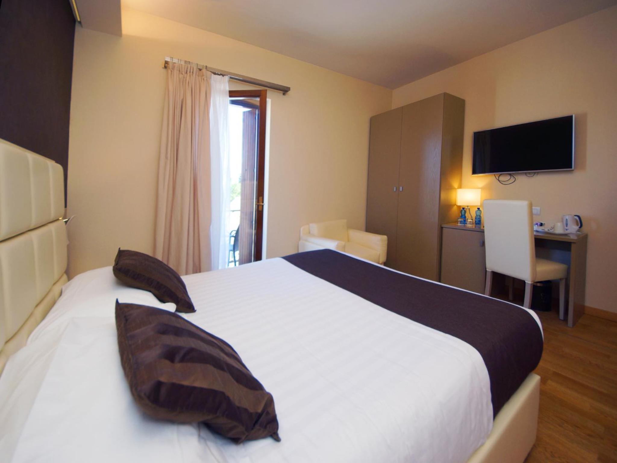 Double Room with Balcony - Photo 5