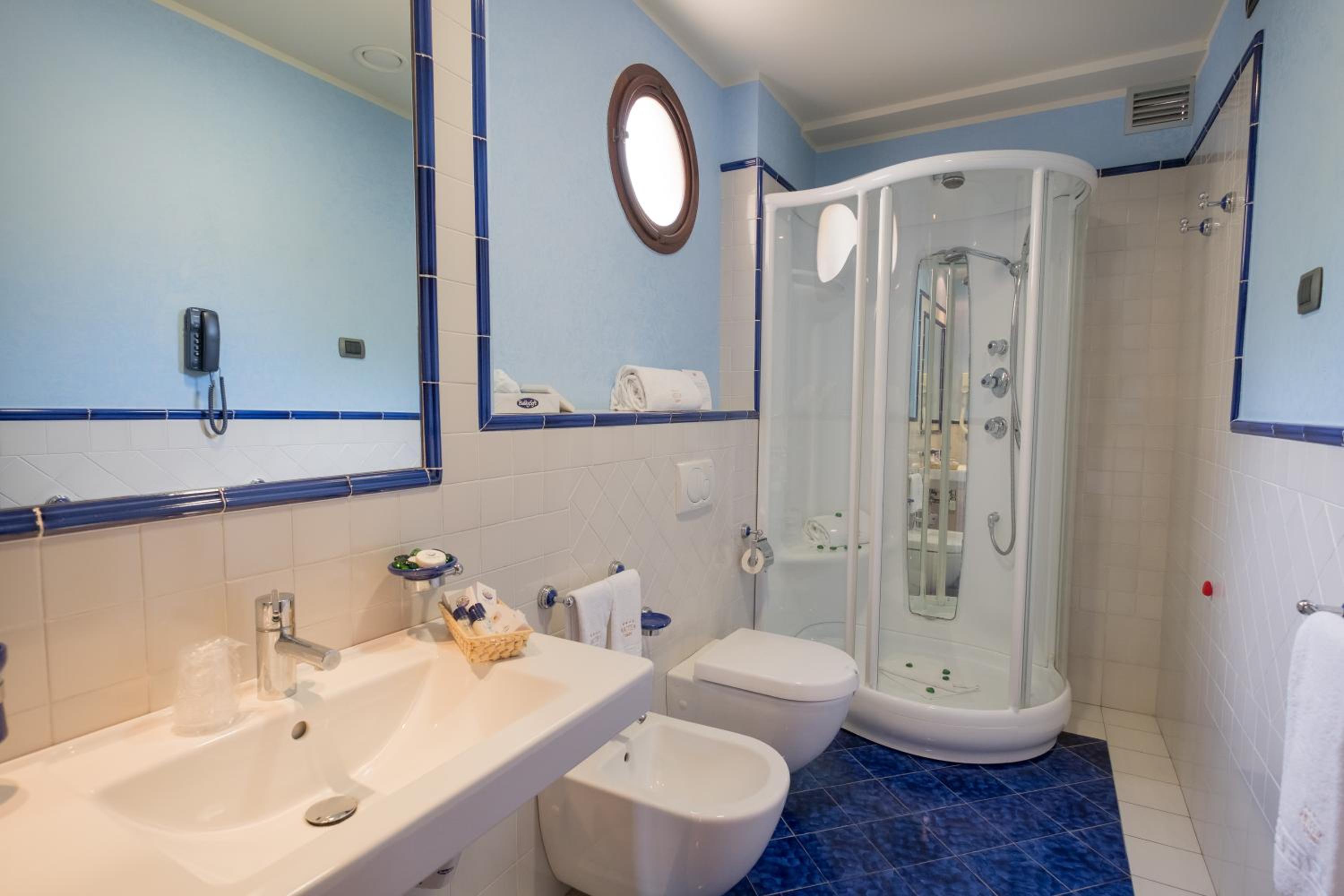 Comfort Double or Twin Room with swimming pool view photo 2
