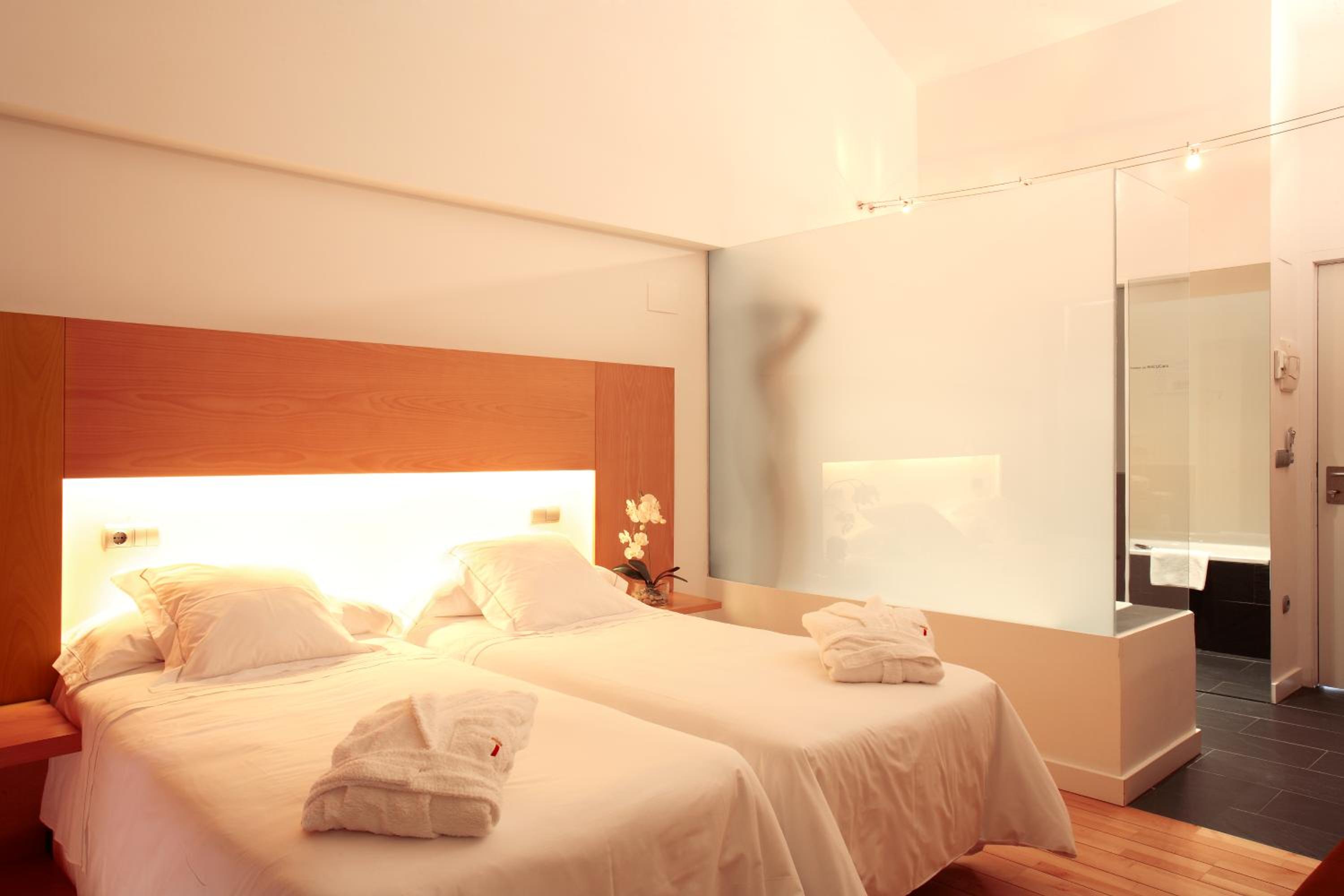Double Room with Extra Bed (3 Adults) - Photo 1
