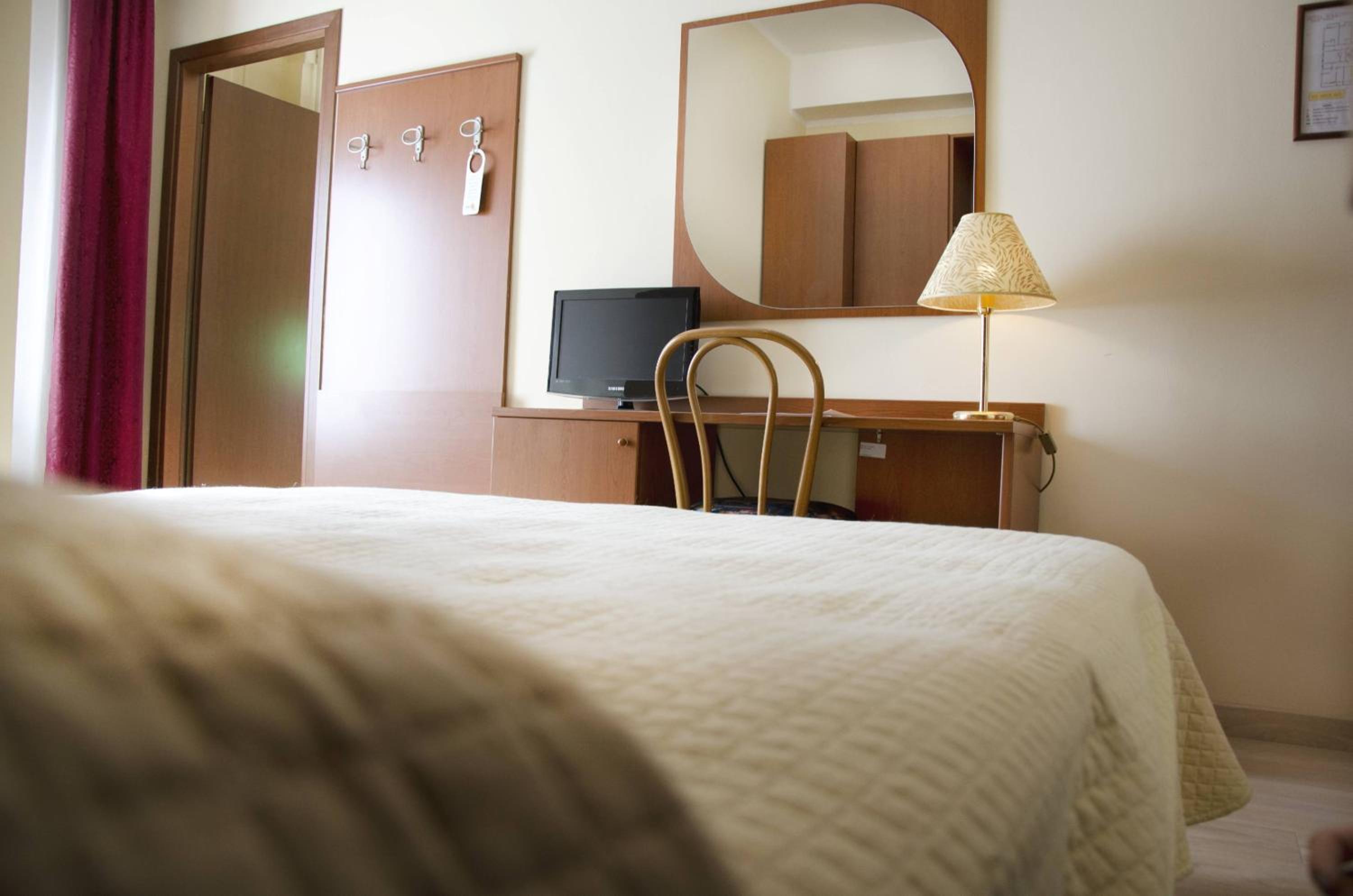 Double or Twin Room with Balcony - Photo 4