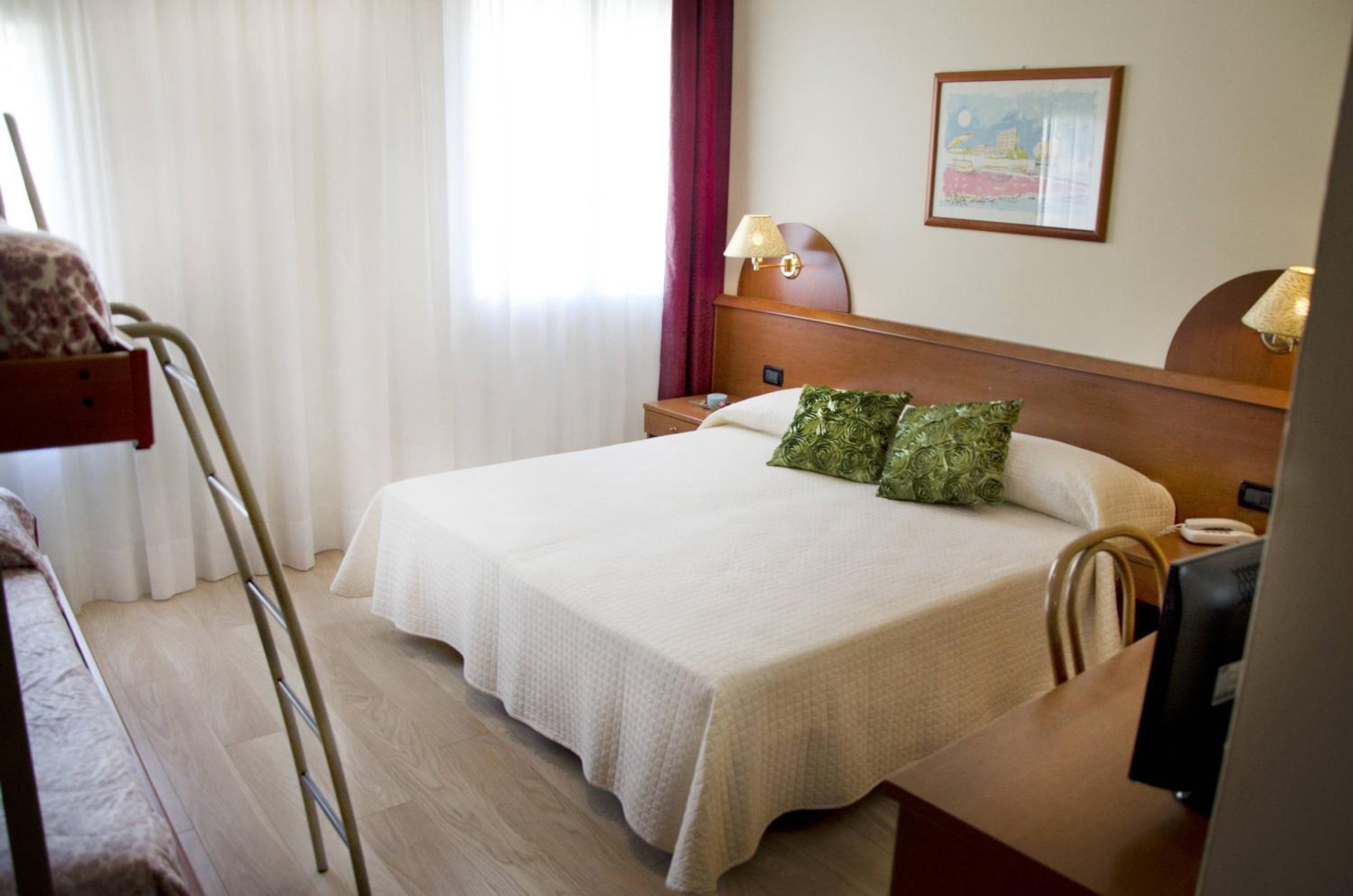 Quadruple Room - Photo 5