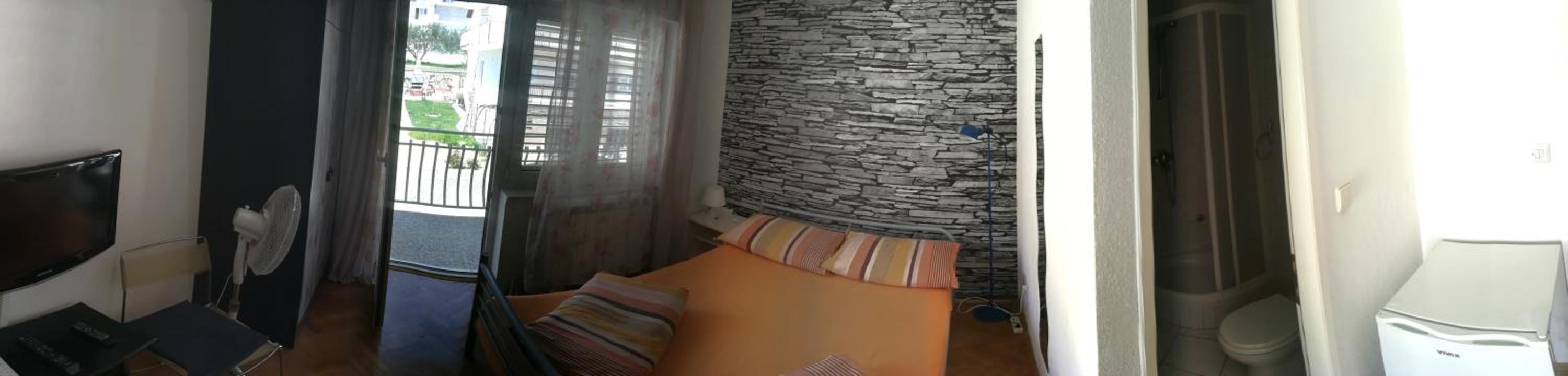 Double Room with Balcony - Photo 3