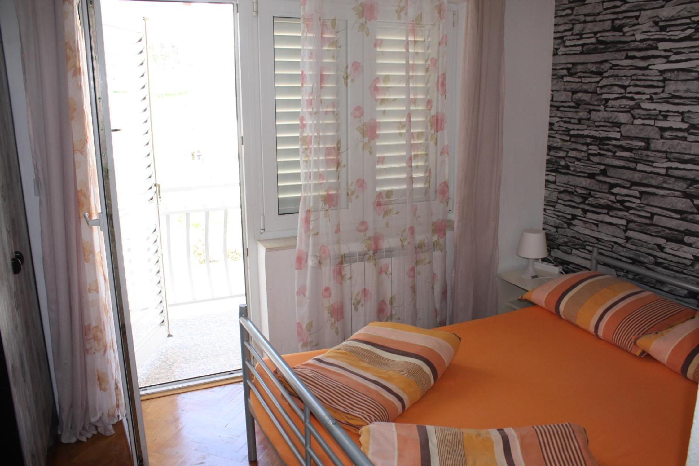 Double Room with Balcony - Photo 2