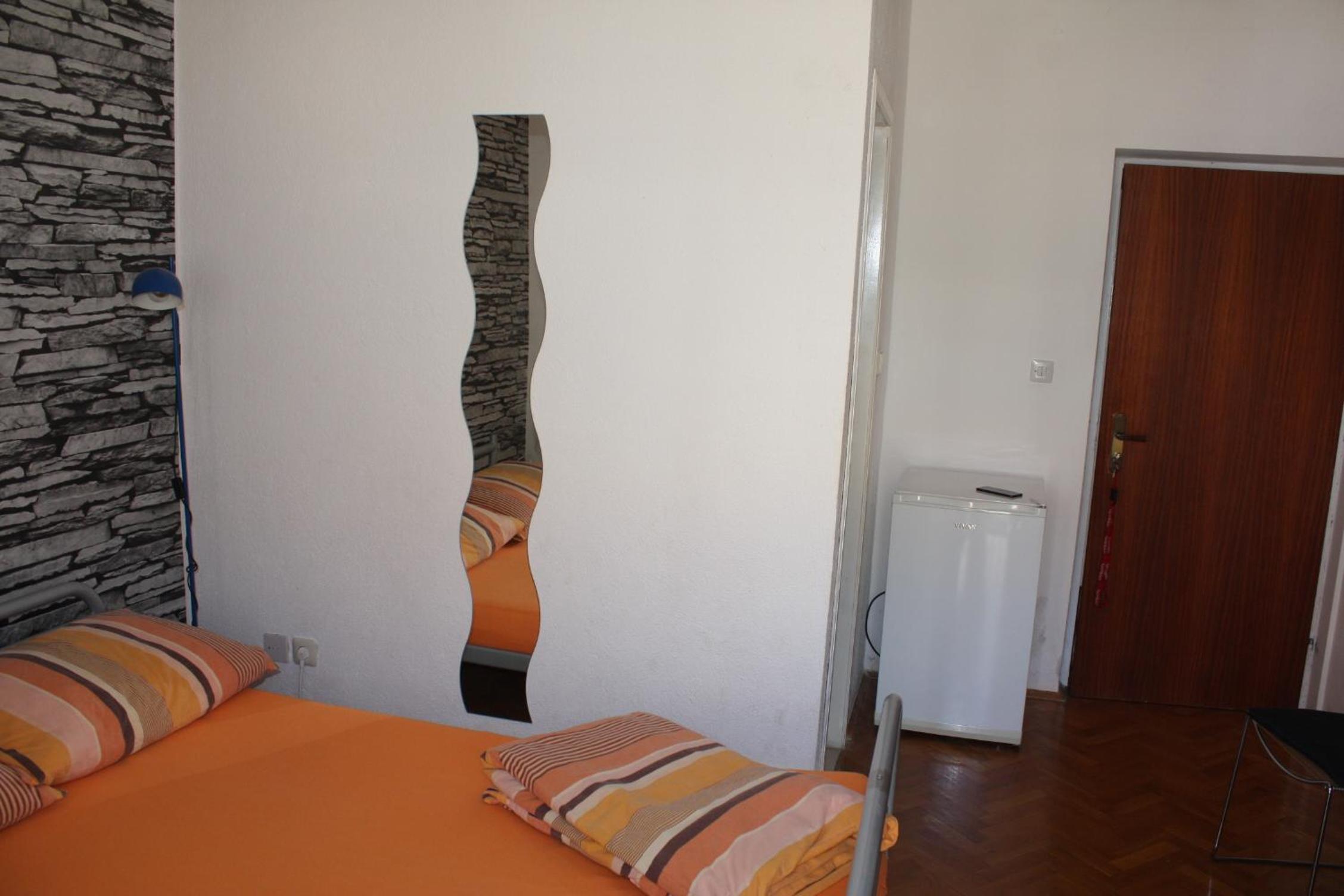 Double Room with Balcony - Photo 8