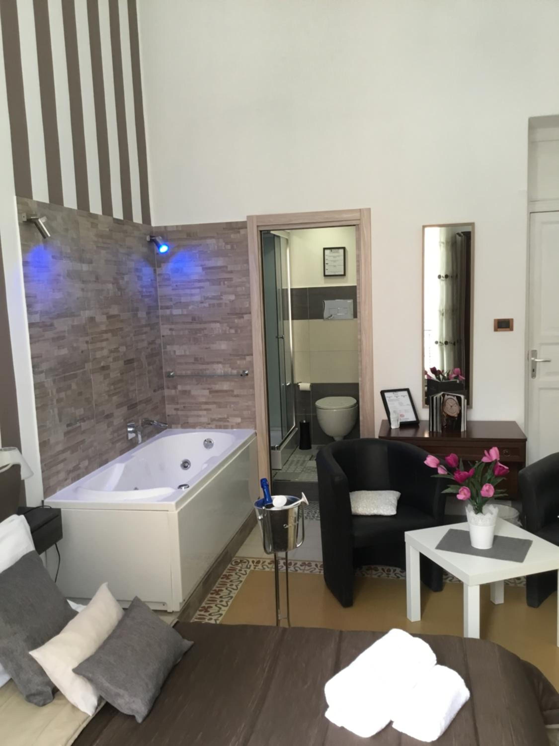 Deluxe Suite with Jacuzzi - Photo 50