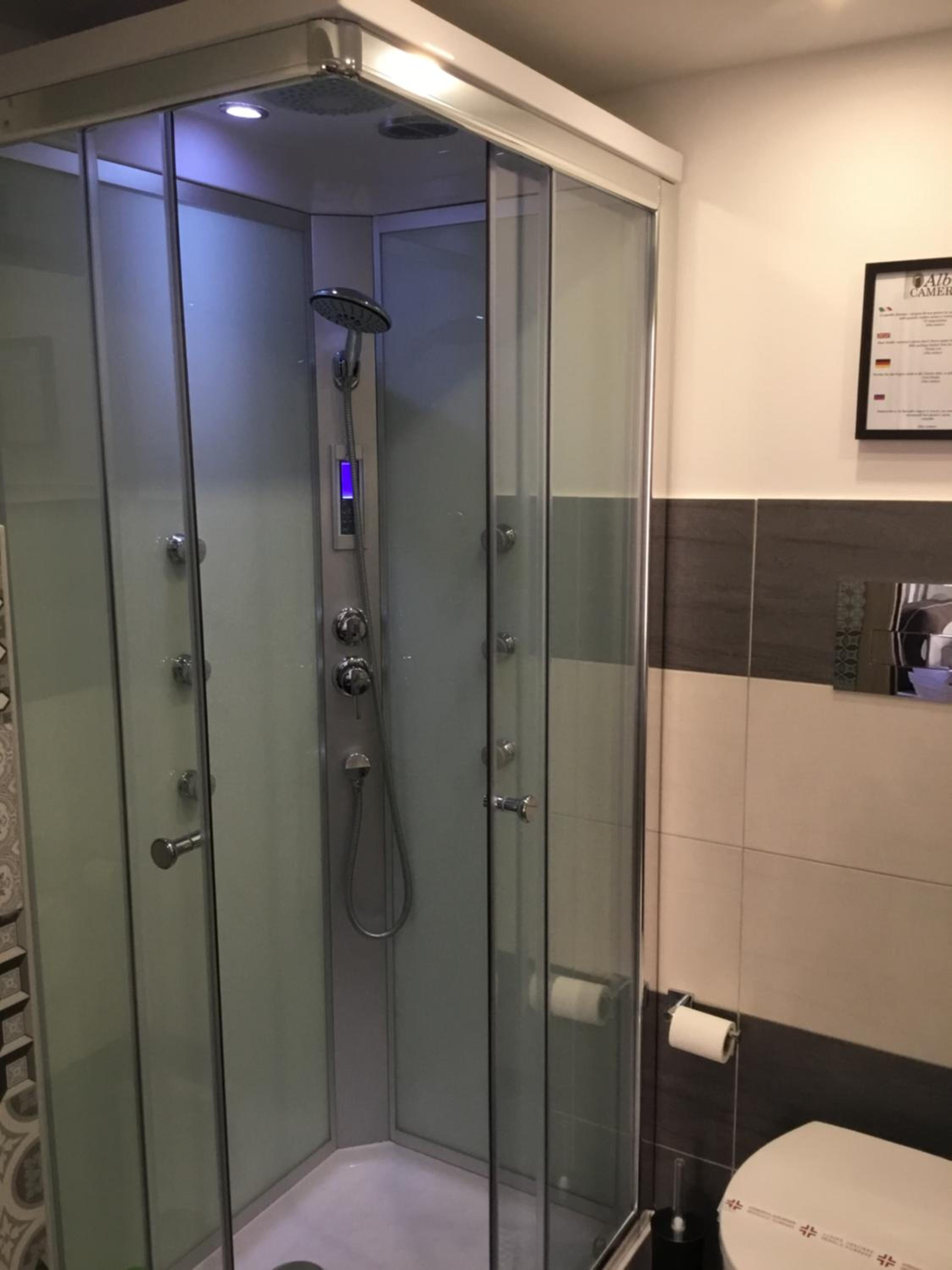 Deluxe Suite with Jacuzzi - Photo 6