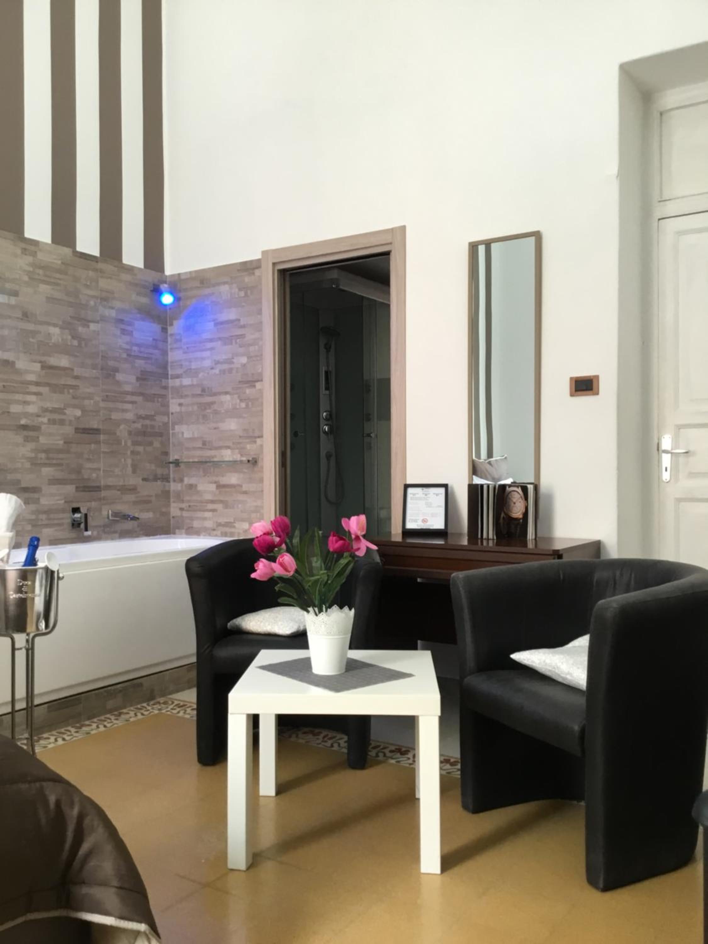 Deluxe Suite with Jacuzzi - Photo 13