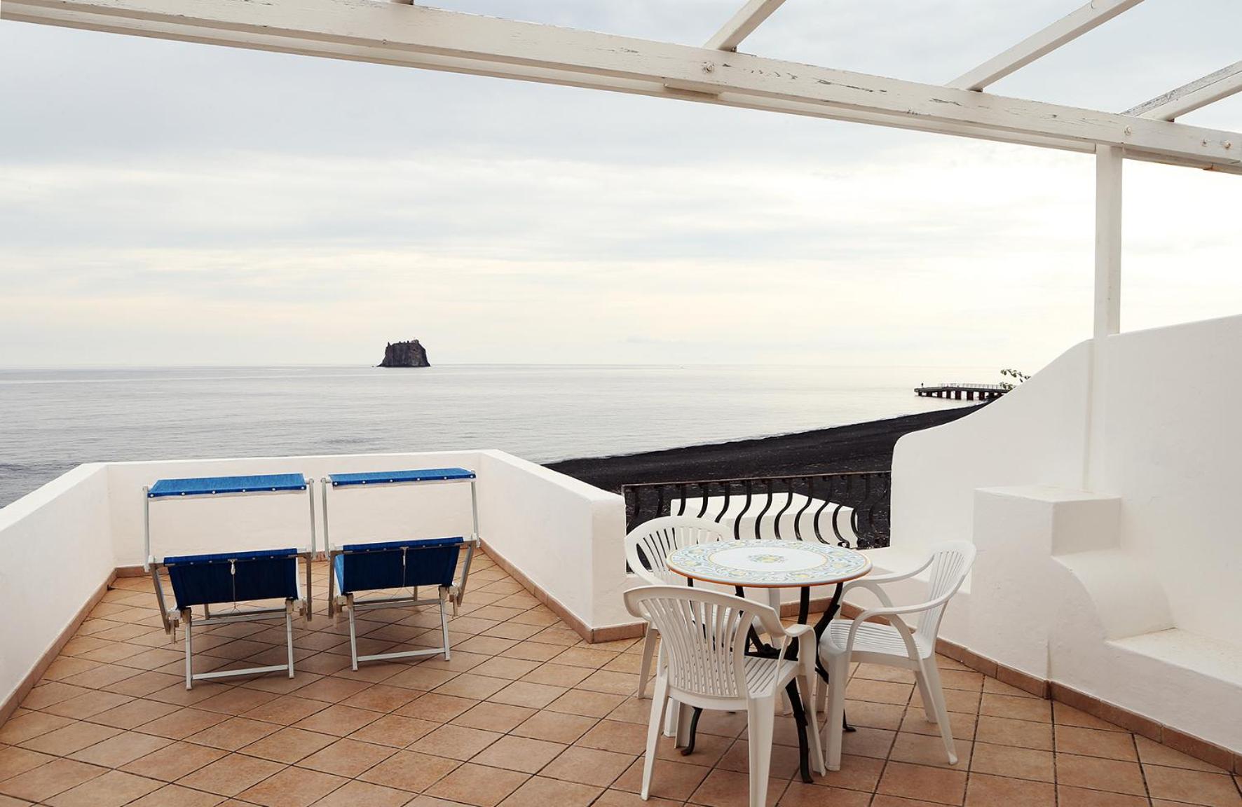 Double or Twin Room with Sea View - Photo 3