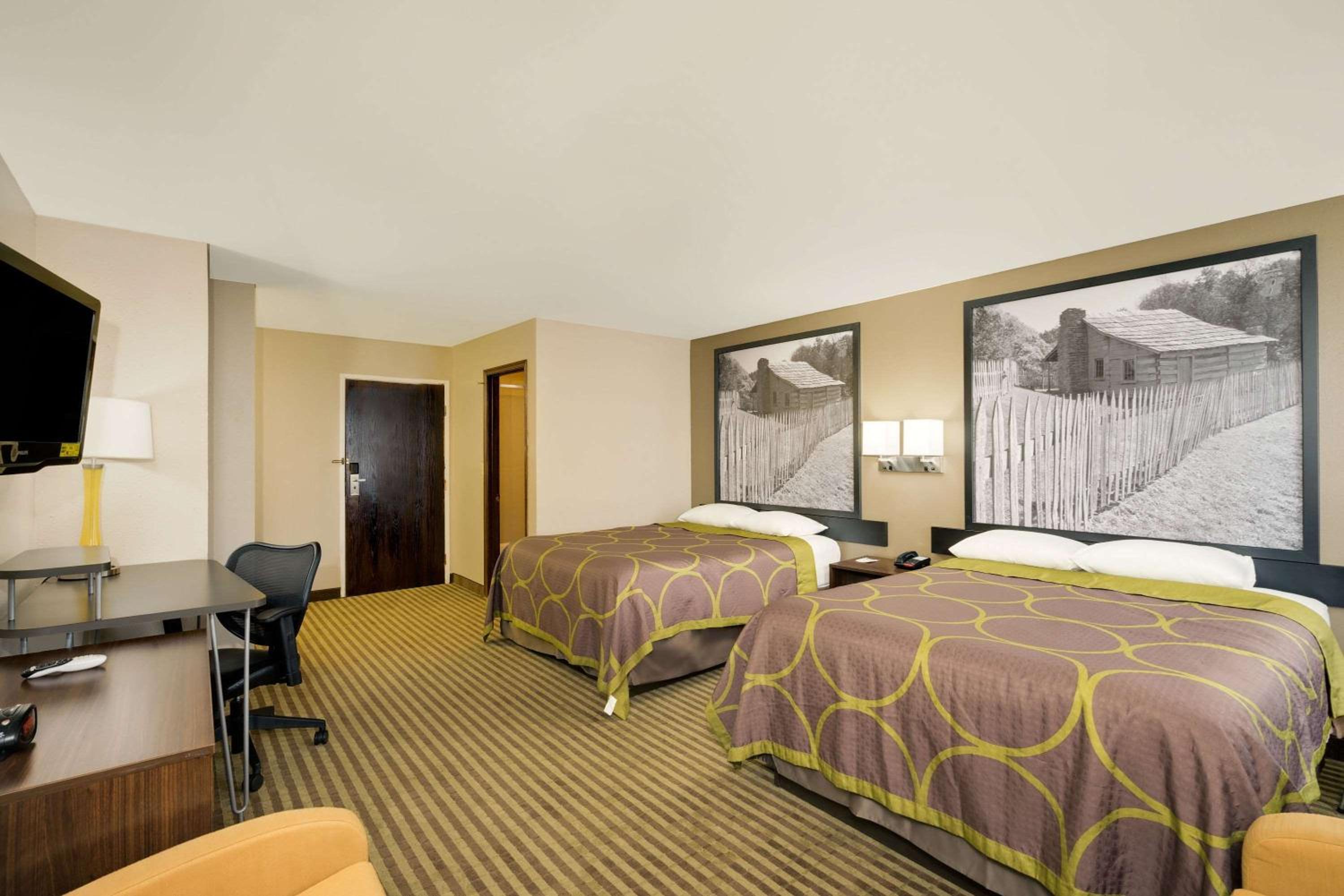 Queen Room with Two Queen Beds - Non-Smoking - Photo 2