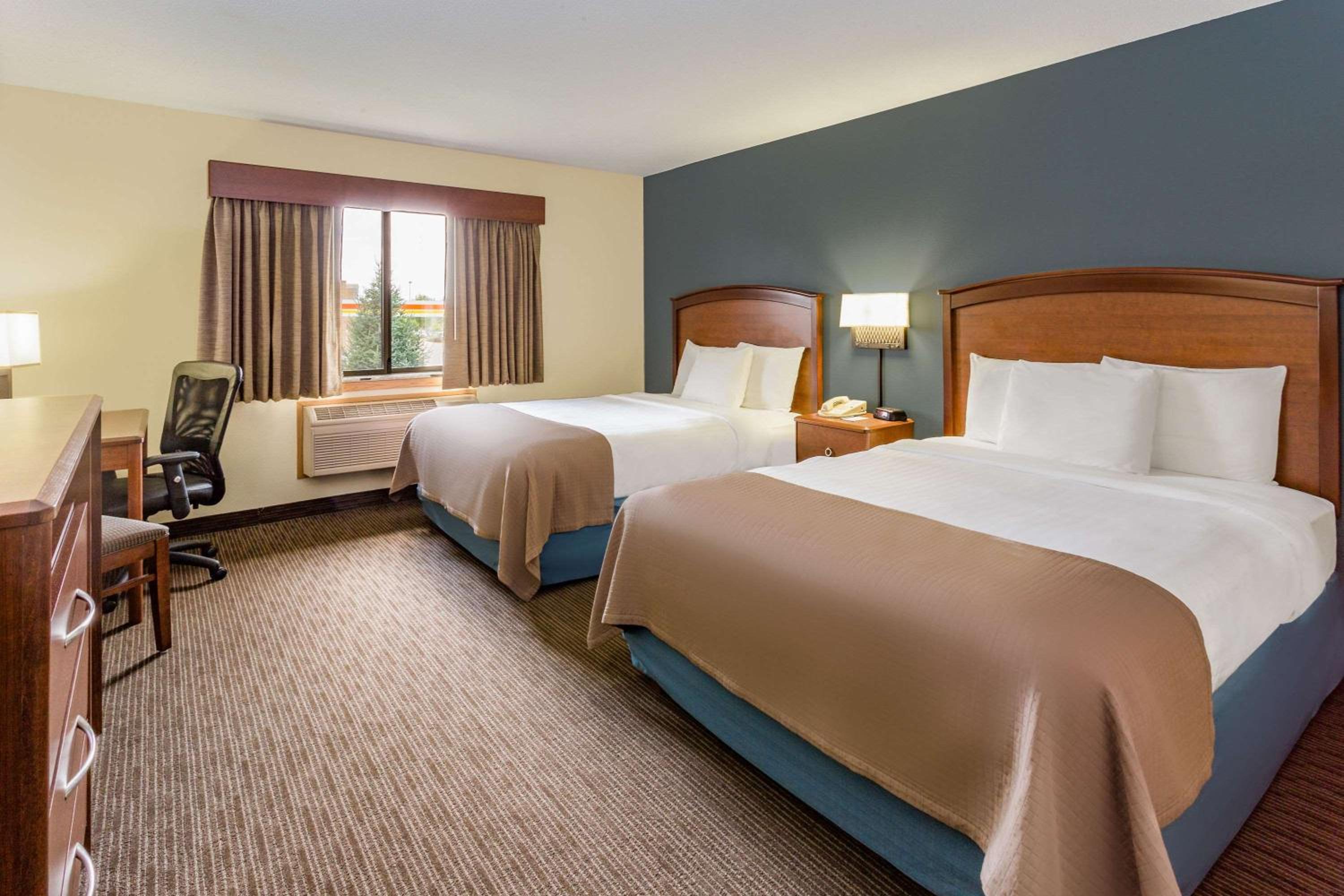 Queen Room with Two Queen Beds - Non-Smoking photo 2