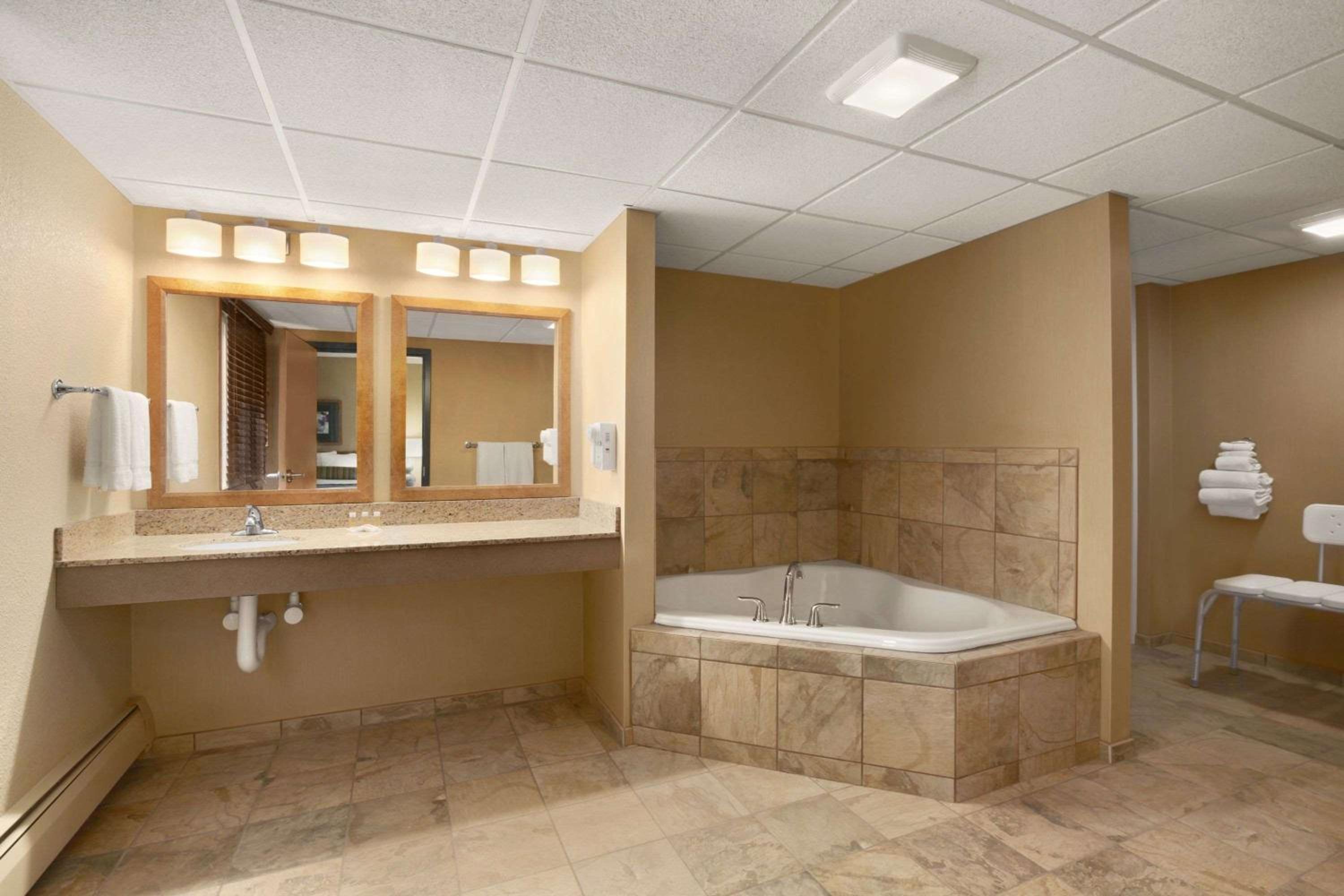 Queen Room with Two Queen Beds and Roll-in Shower - Mobility Accessible/Non-Smoking - Photo 2