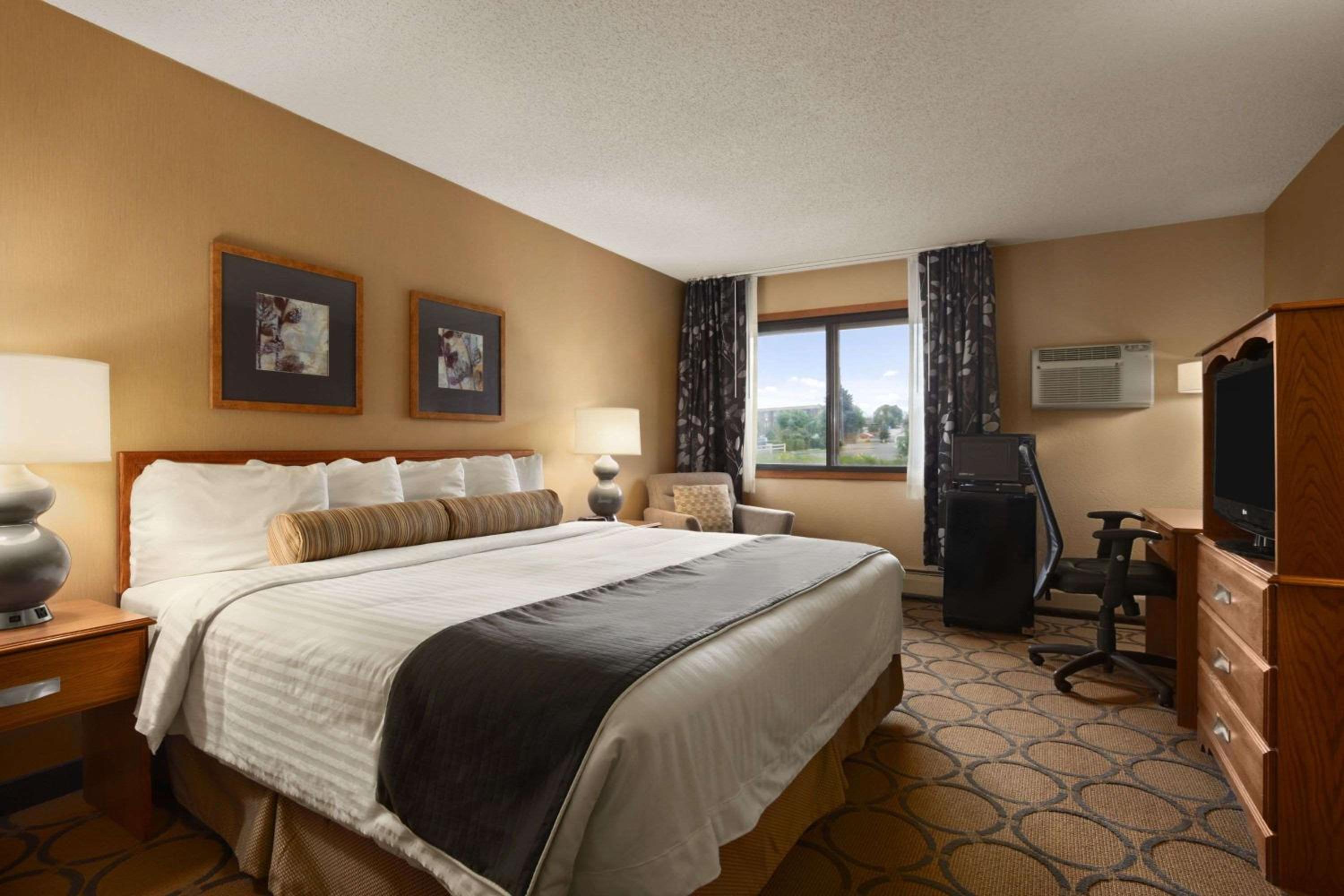 King Room - Non-Smoking - Photo 1