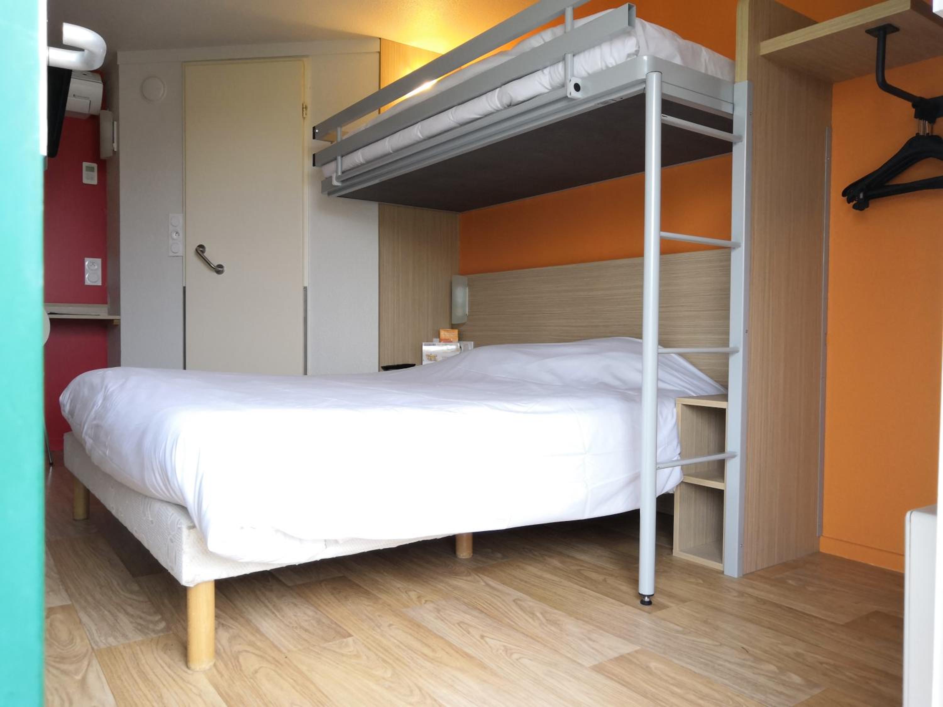 Triple Room (1 Double Bed + 1 Single Bed) - Photo 4