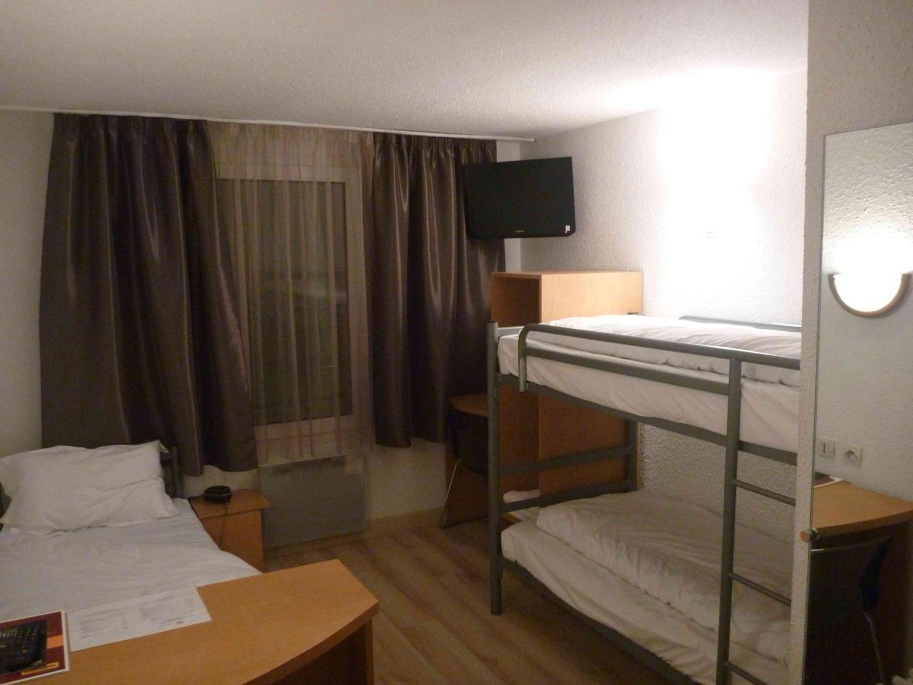 Triple Room with 1 Single Bed and 2 Bunk Beds - Photo 1
