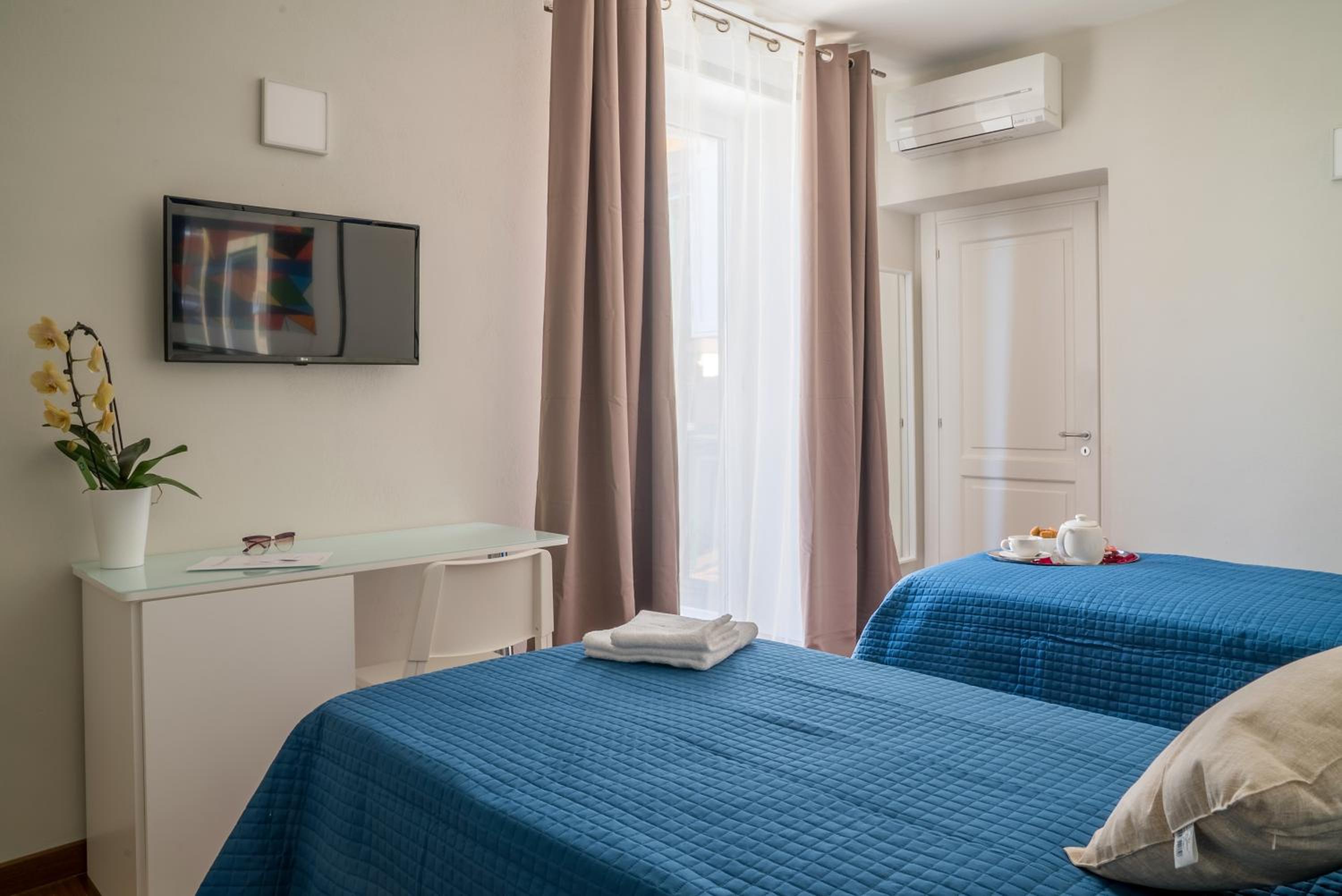 Double or Twin Room with Private External Bathroom photo 3