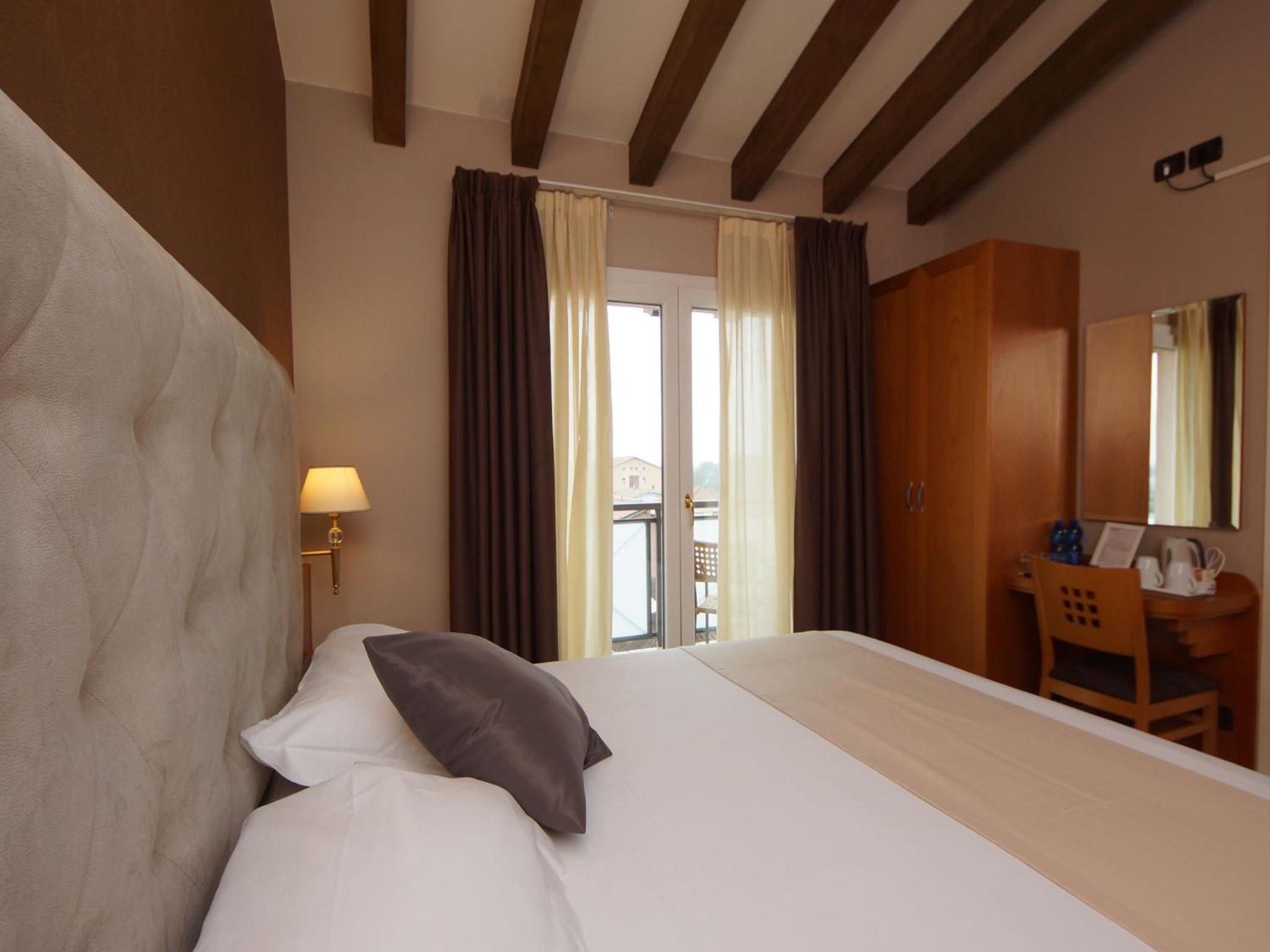 Double Room with Balcony - Photo 6