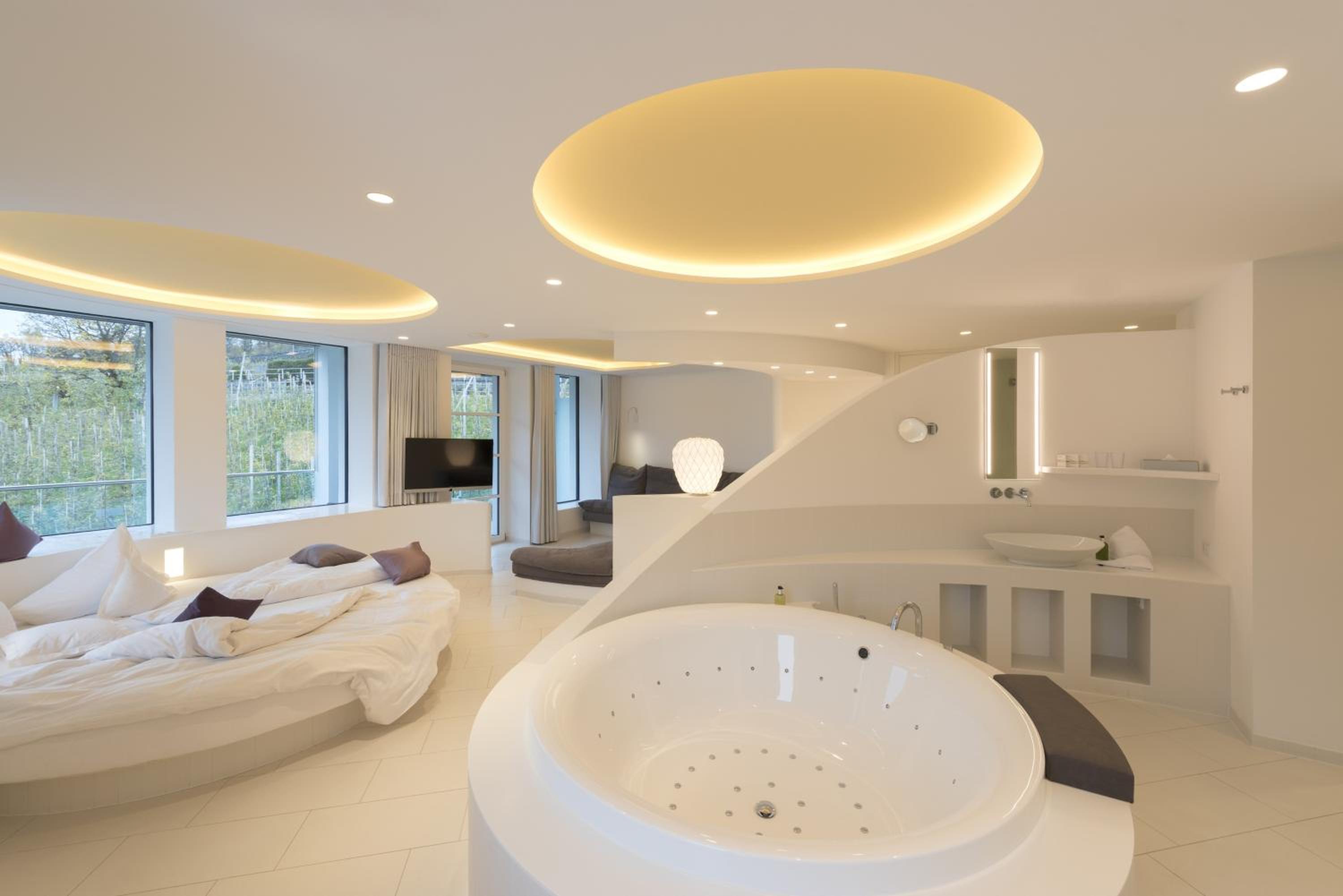 King Suite with Spa Bath - Photo 4