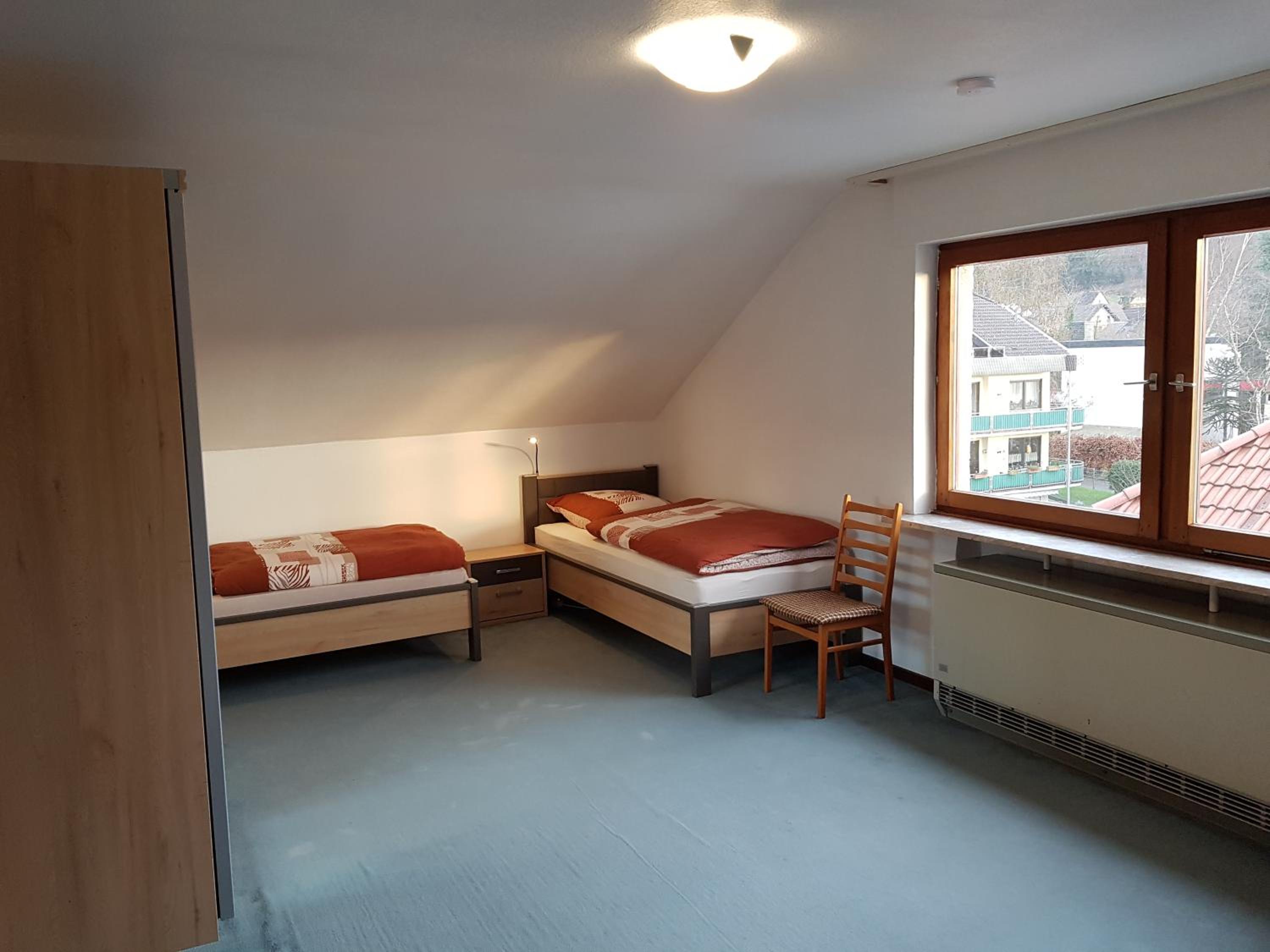 Large Twin Room - Photo 3