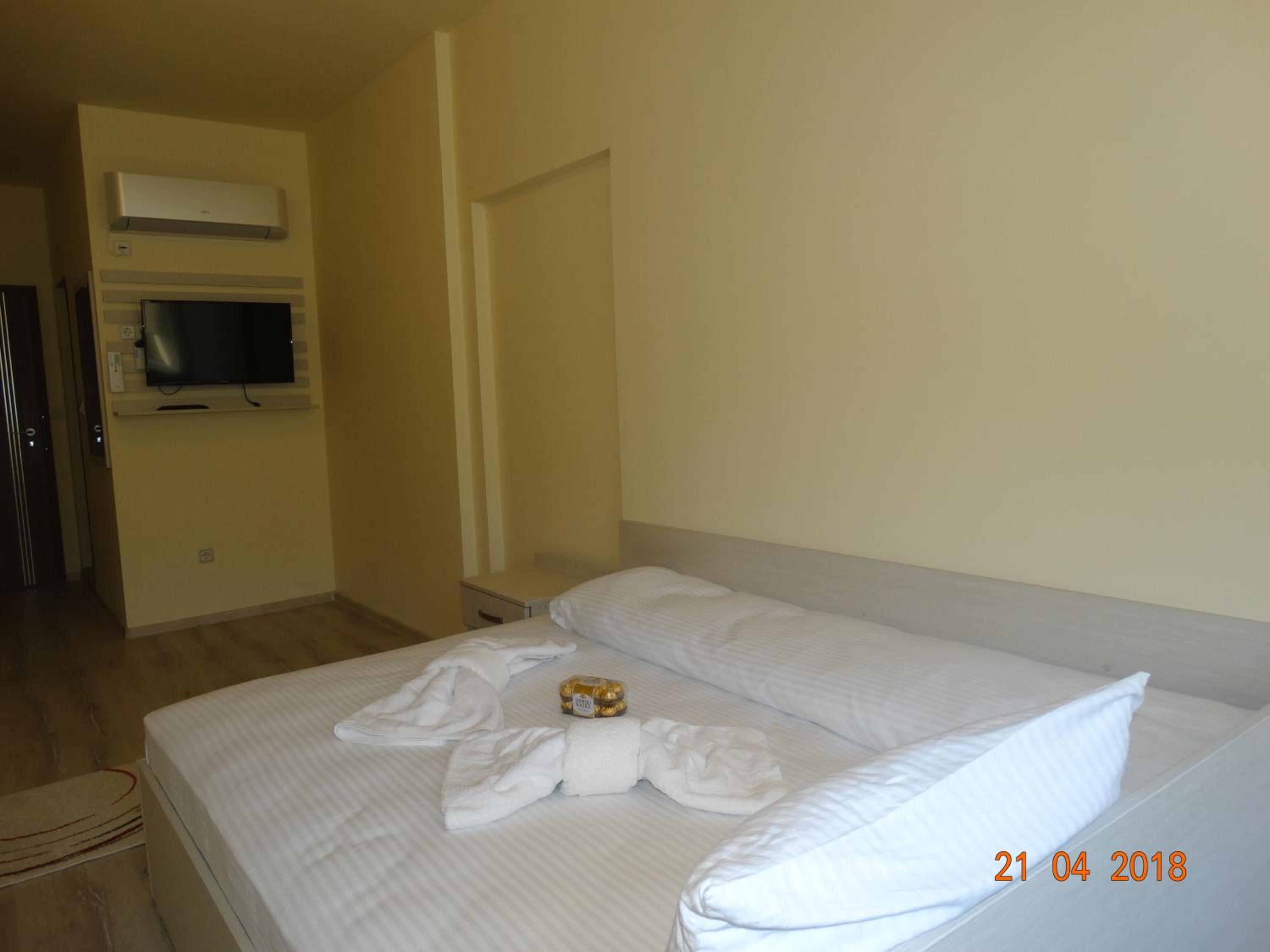 Double Room - Photo 13