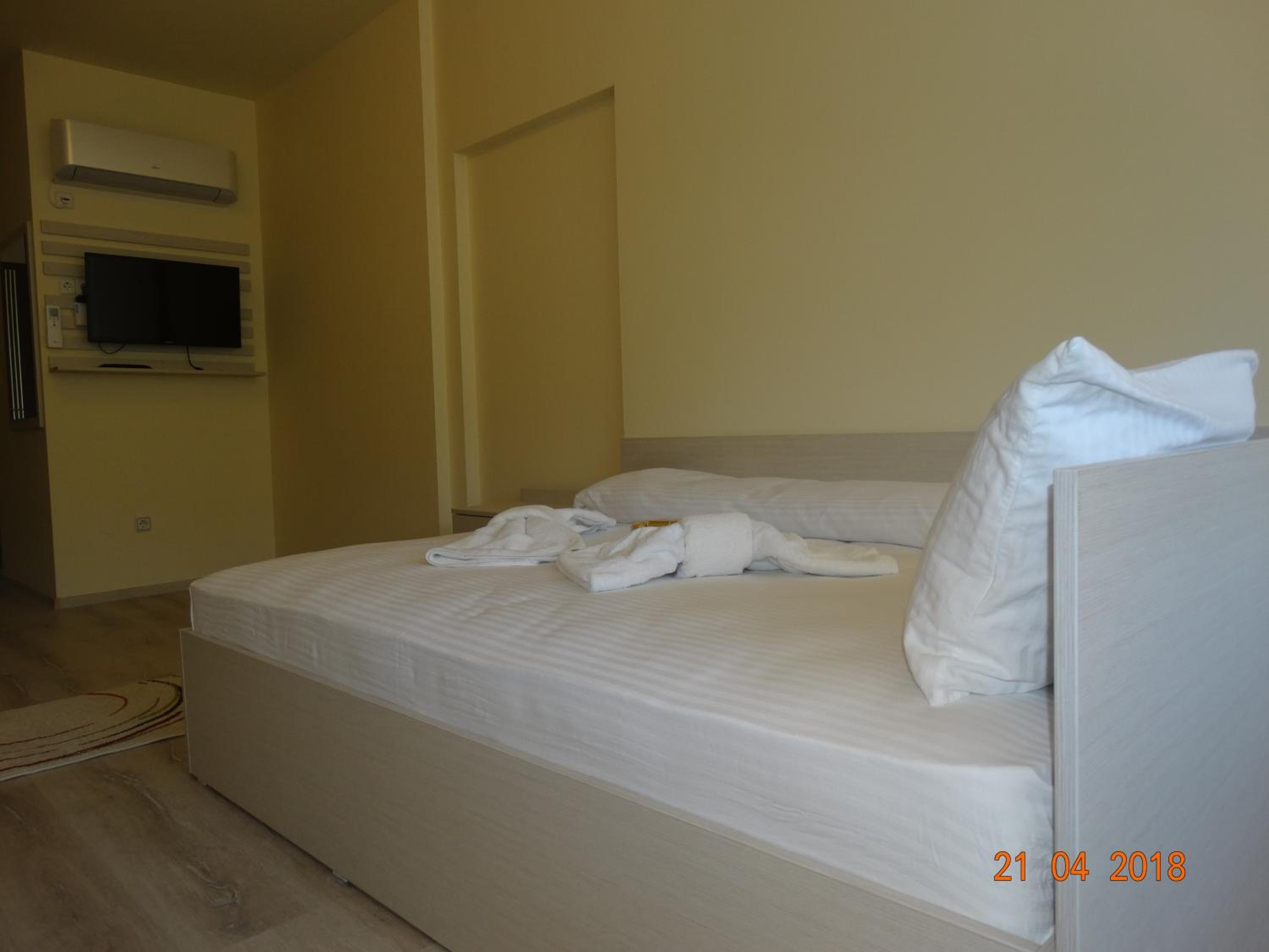 Double Room - Photo 9