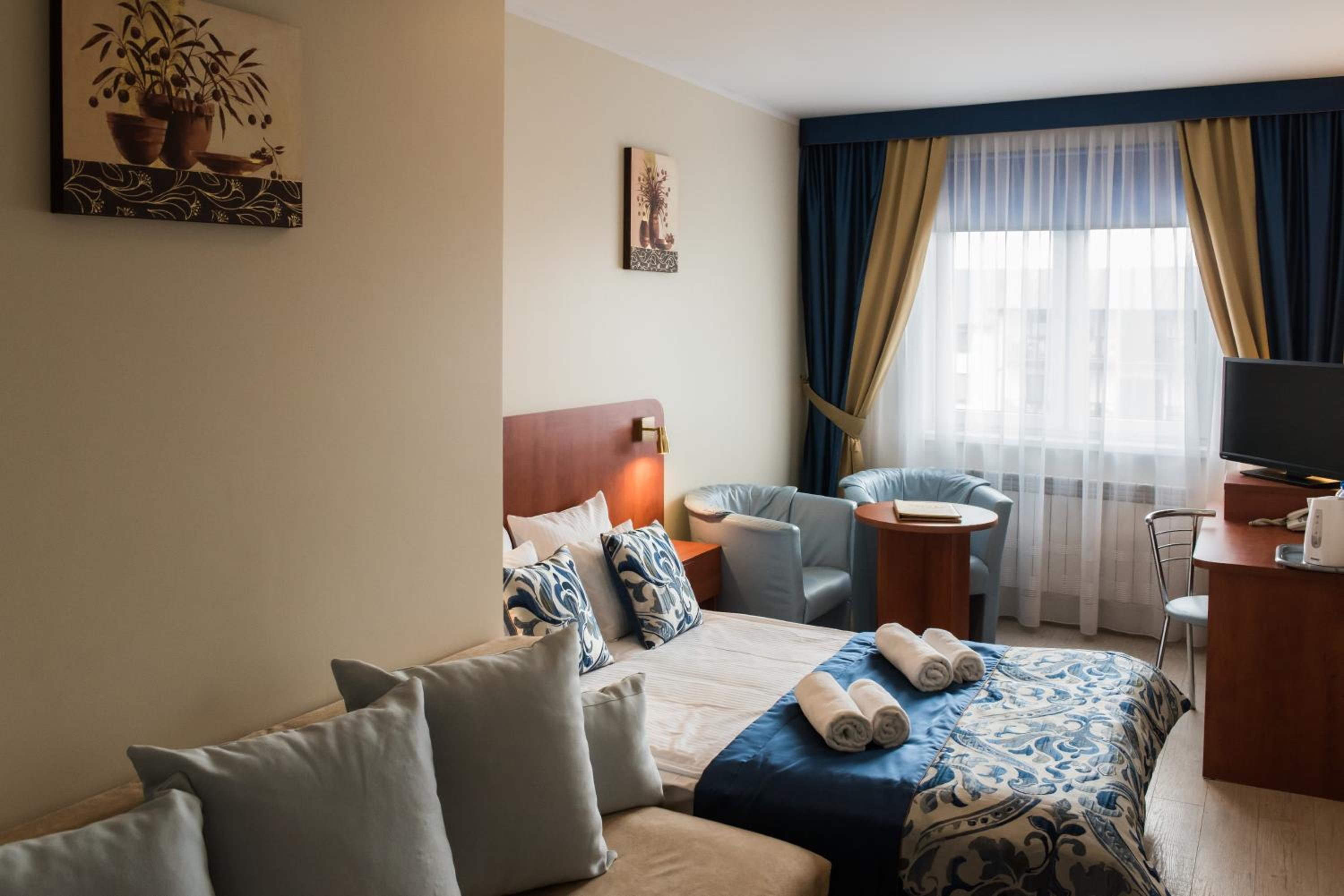 Premium Double Room with Sofa - Photo 3