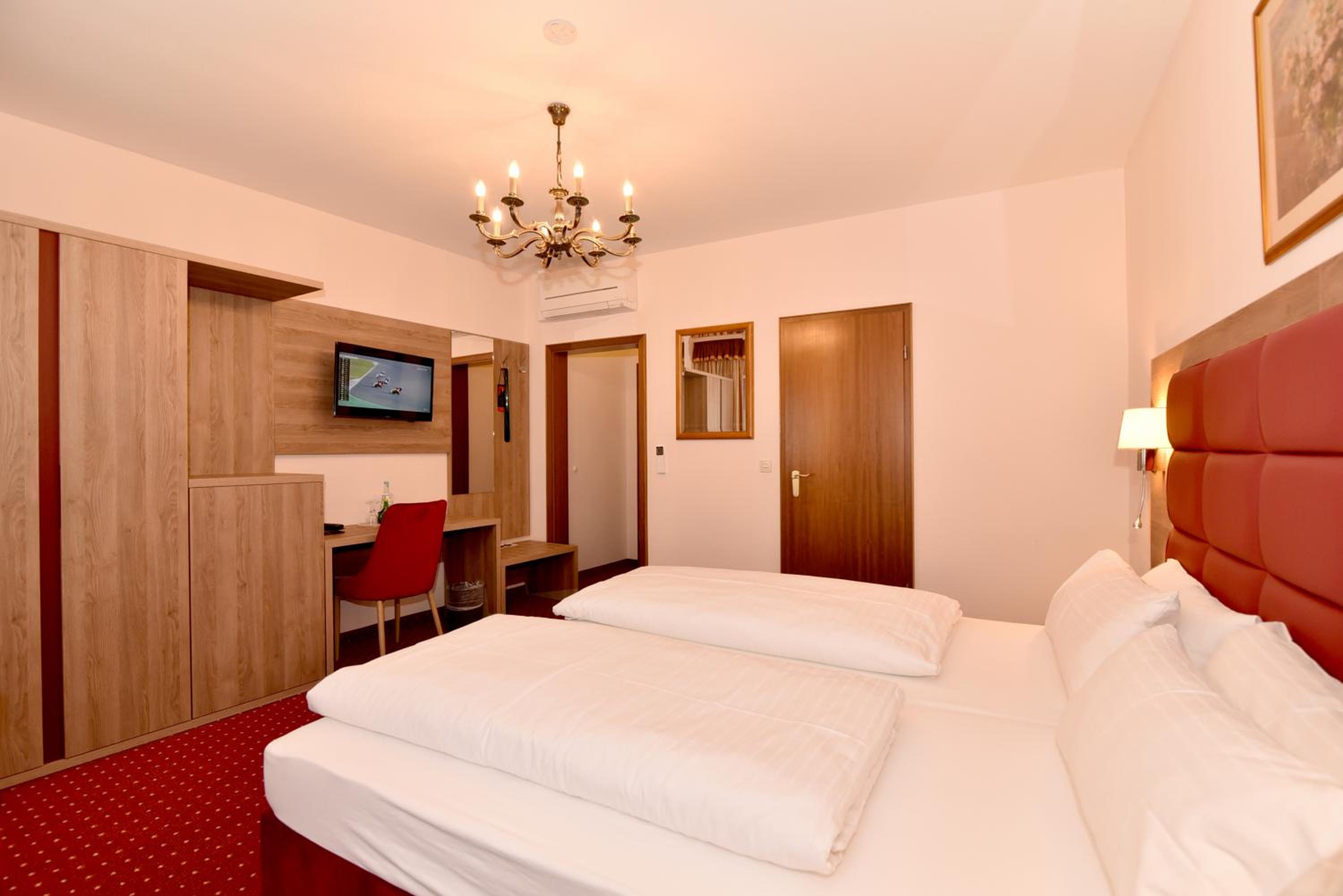  Double Room with Air-Conditioning - Photo 1