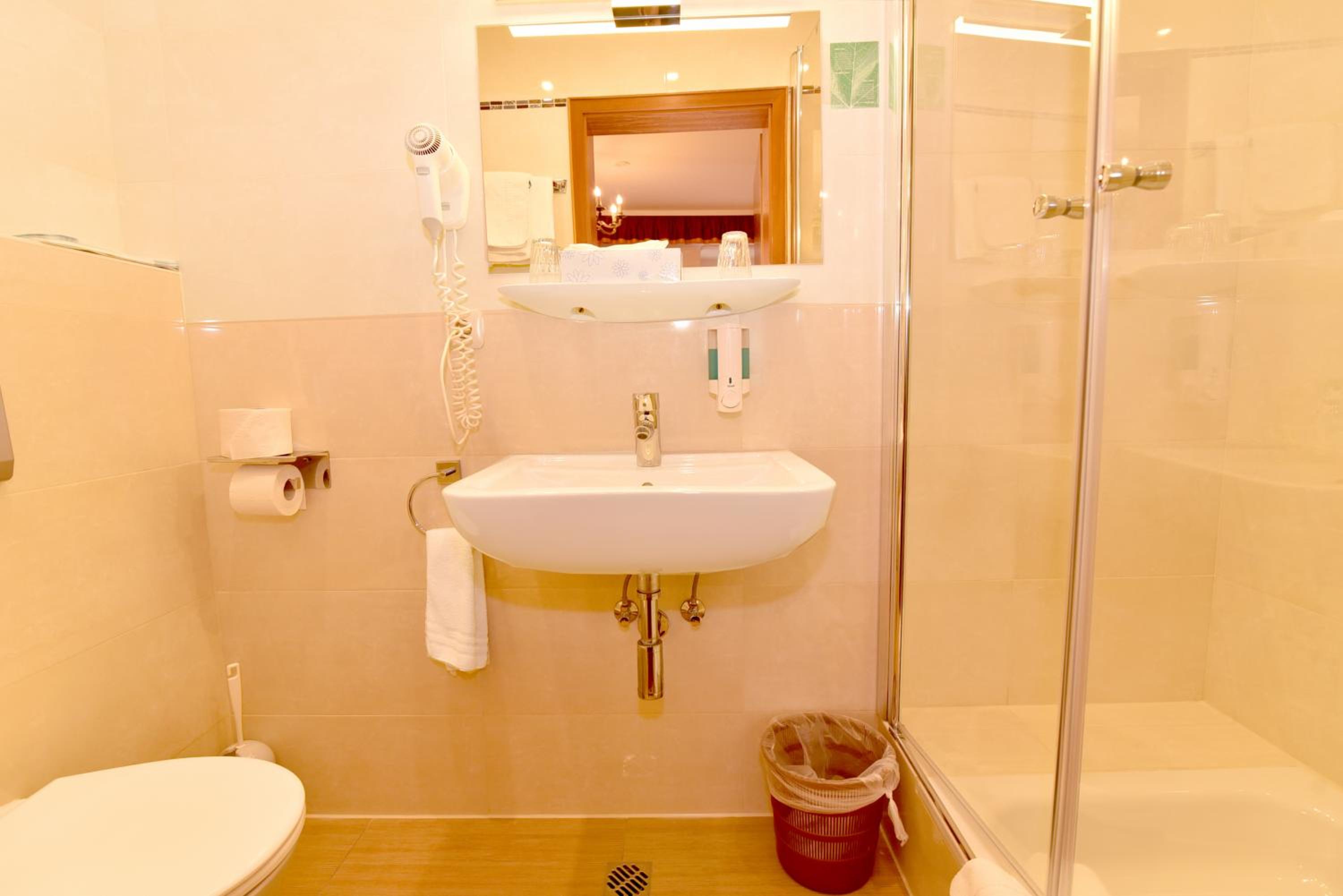  Double Room with Air-Conditioning - Photo 3