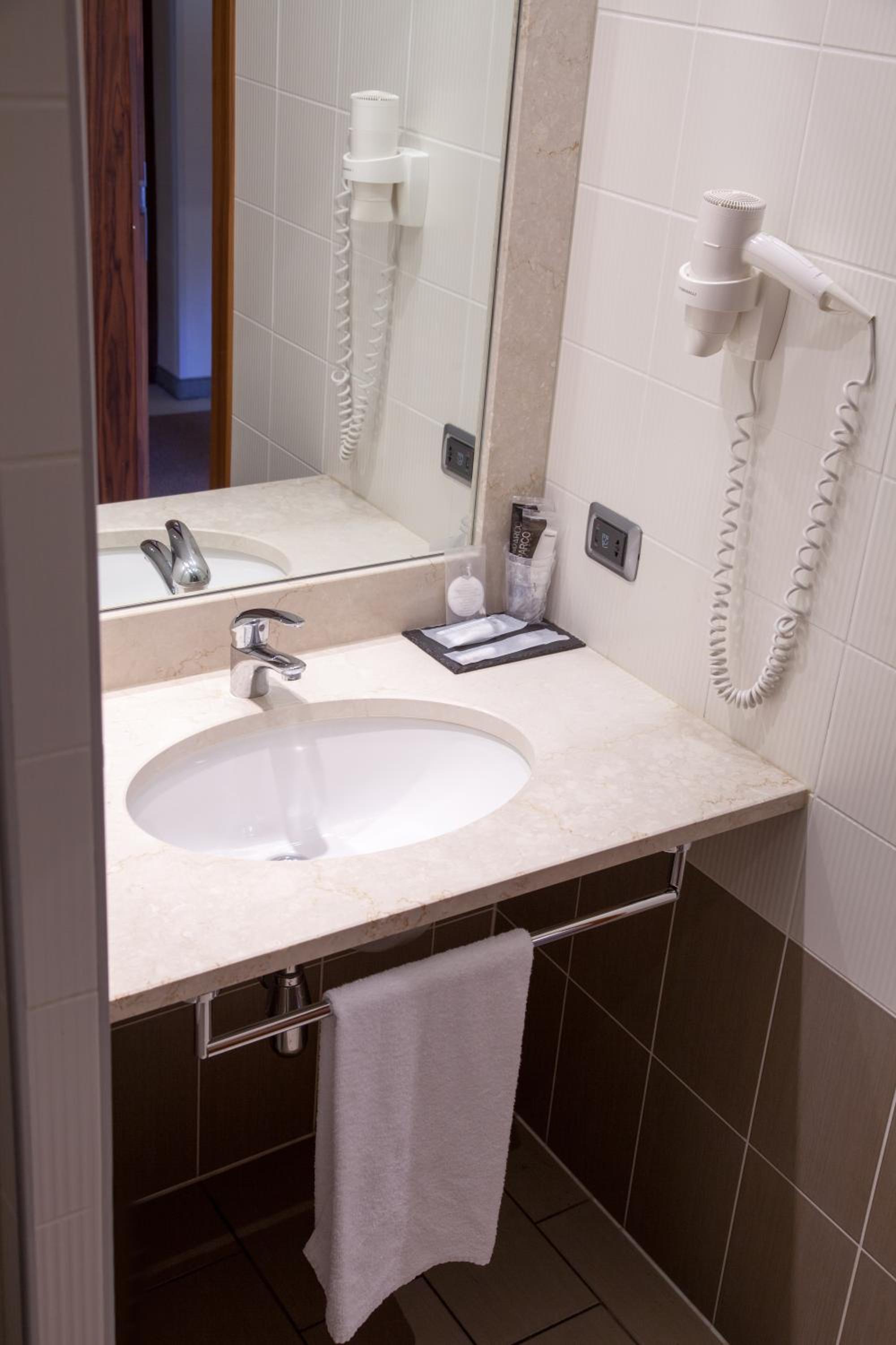 Double Room - Photo 3