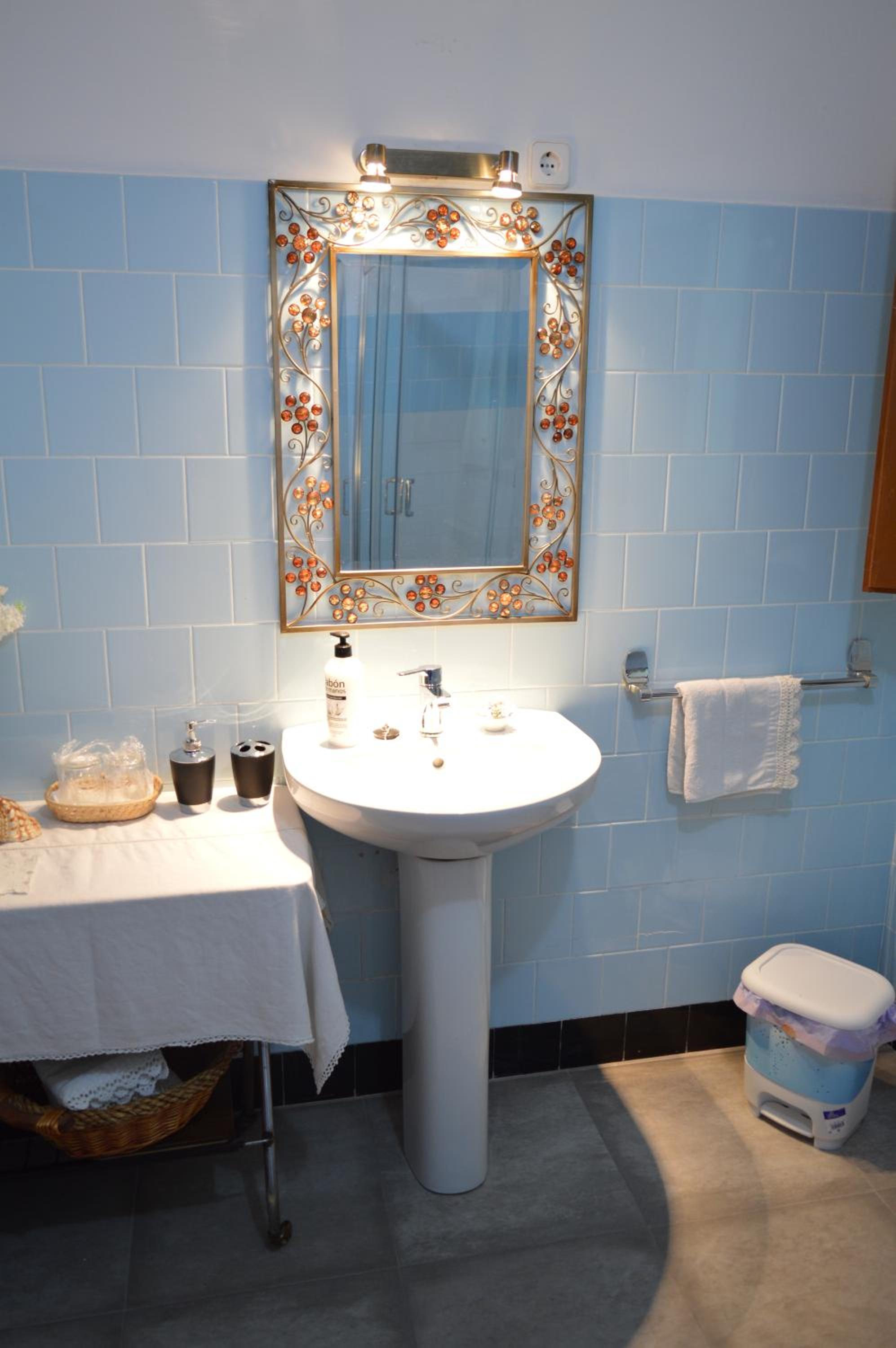 Standard Twin Room with Mountain View and Shared Bathroom photo 2