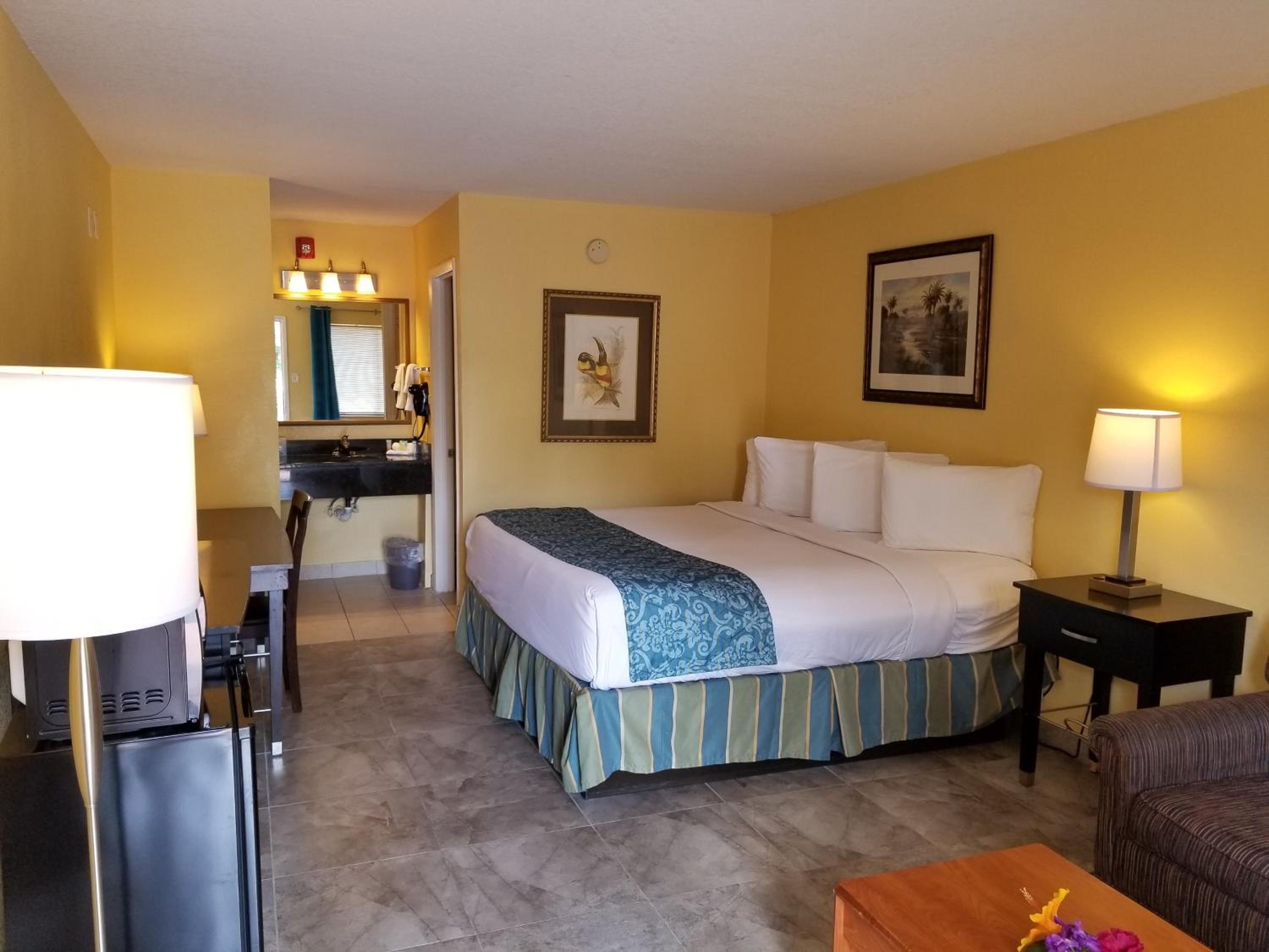Deluxe King Room with King Bed photo 3