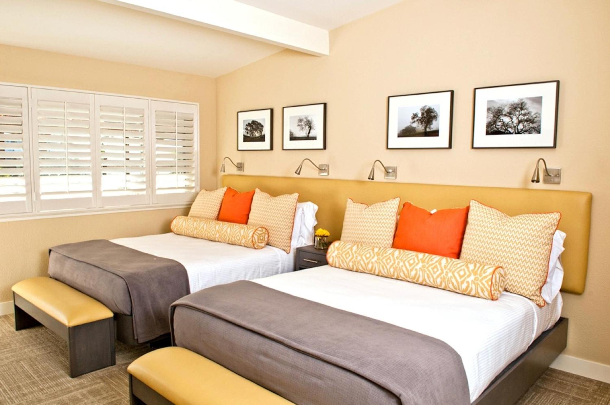 Queen Room with Two Queen Beds photo 1