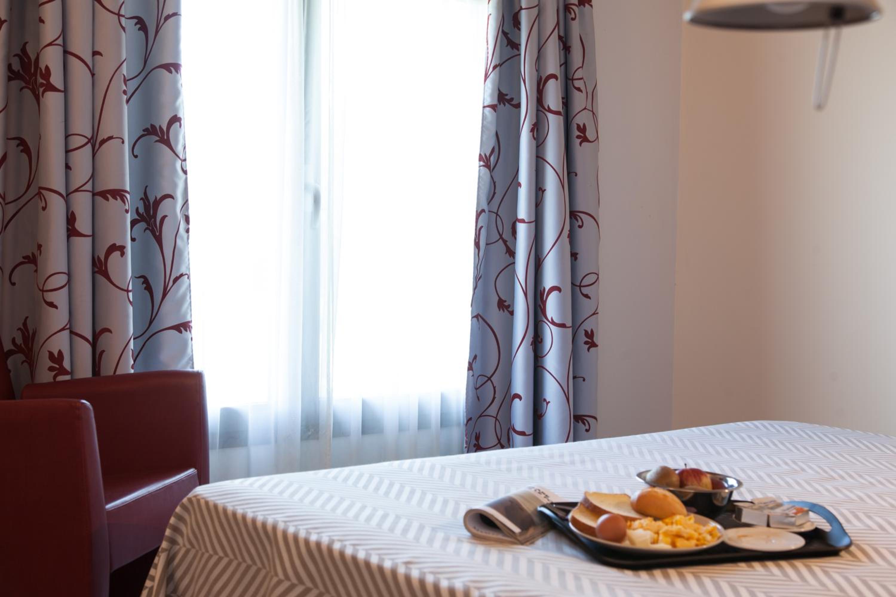 Suite - Photo 1