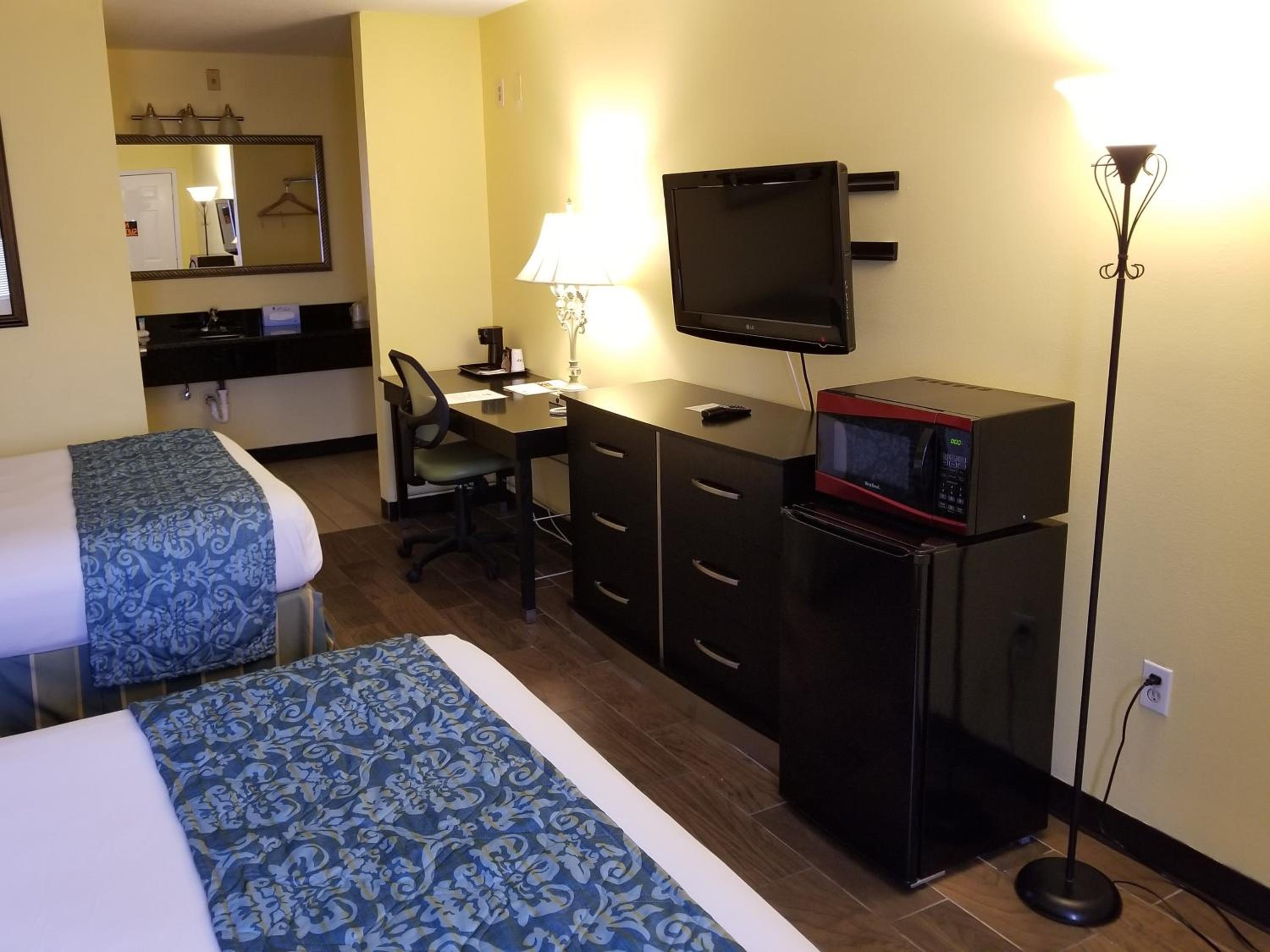 Queen Room with Two Queen Beds - Photo 2