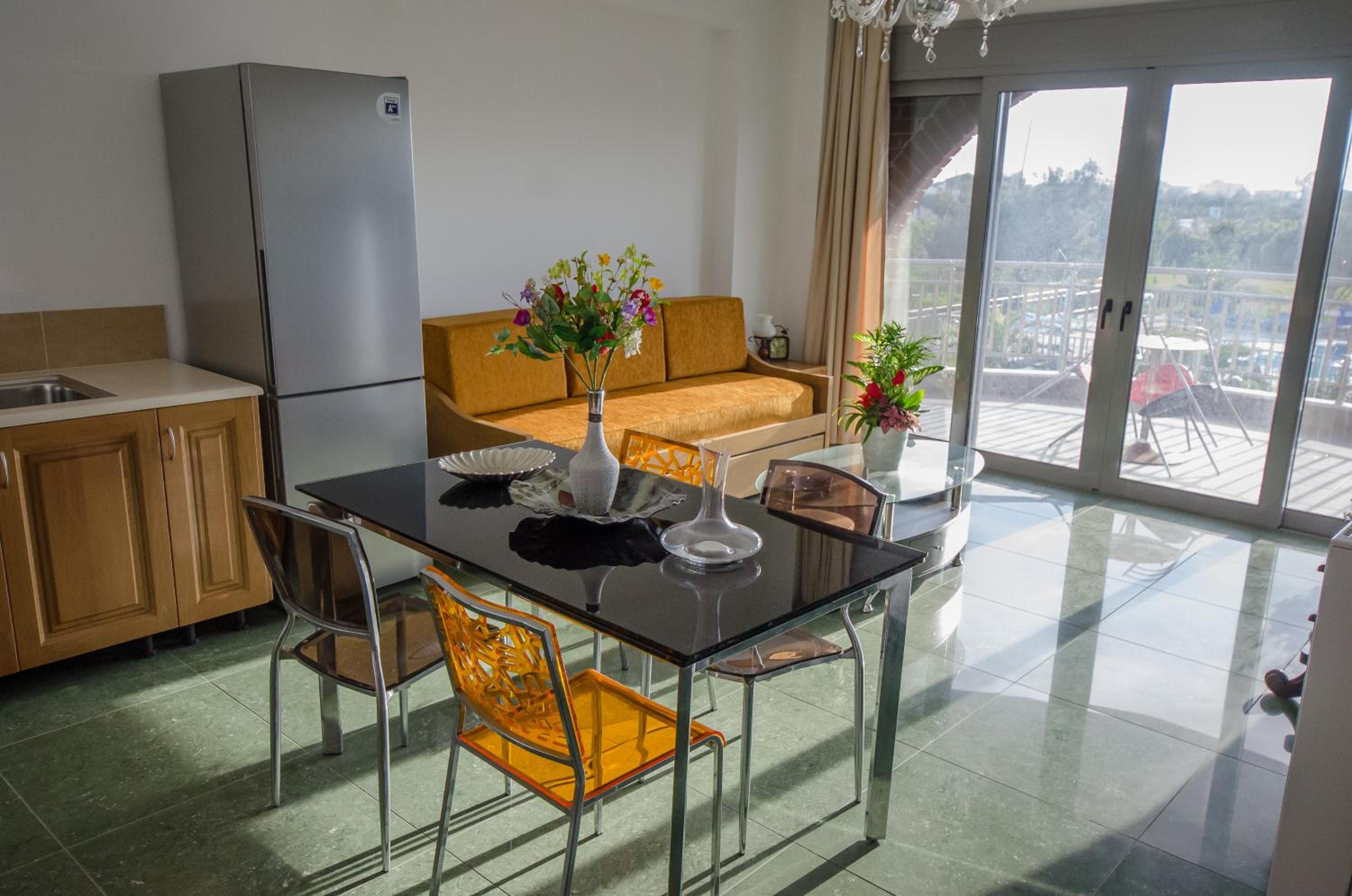 Luxus Suite Two-Bedroom Apartment with Pool View (4 Adults + 2 Children) photo 2