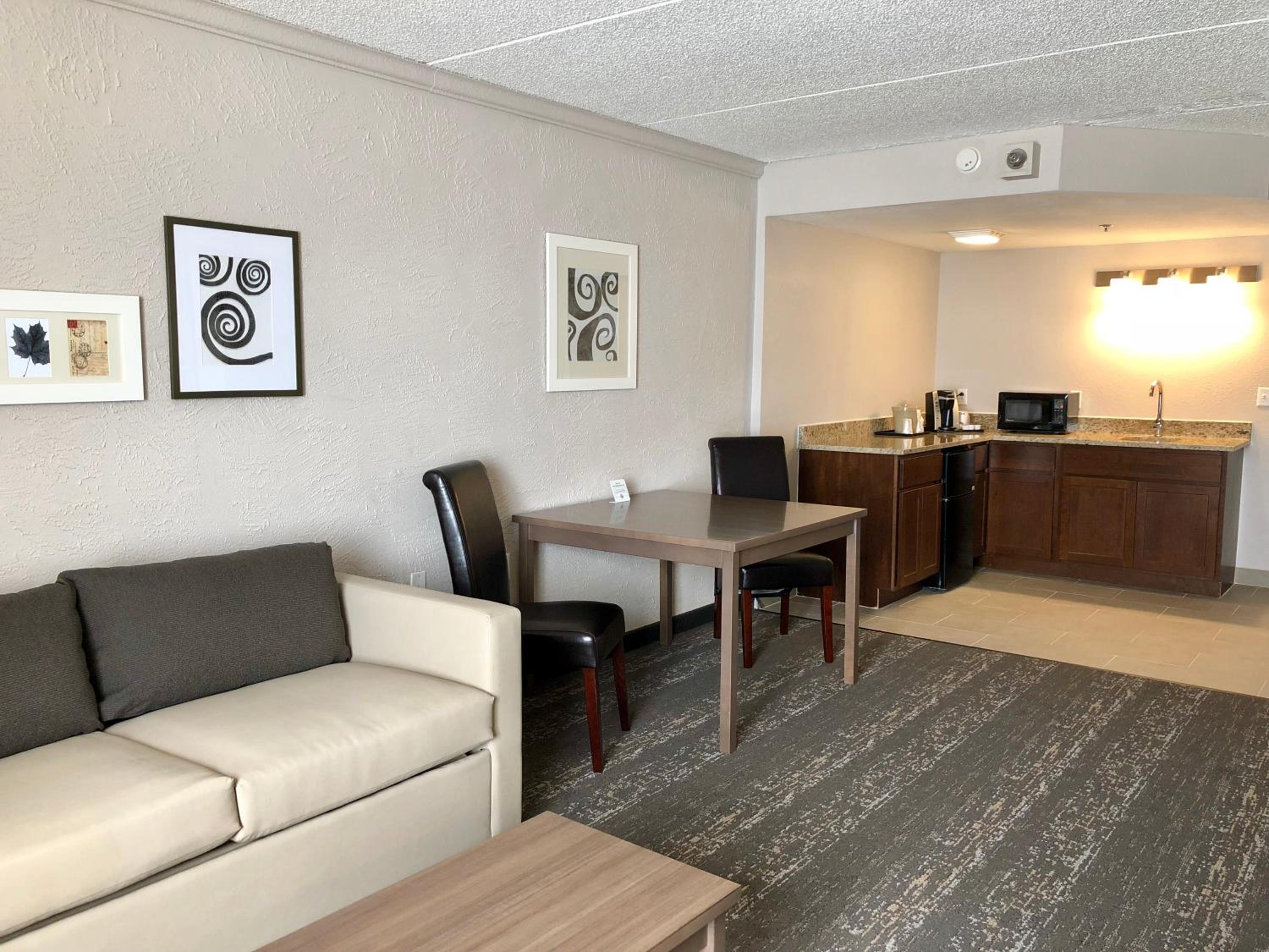 Suite with Two Queen Beds - Non-Smoking - Photo 11