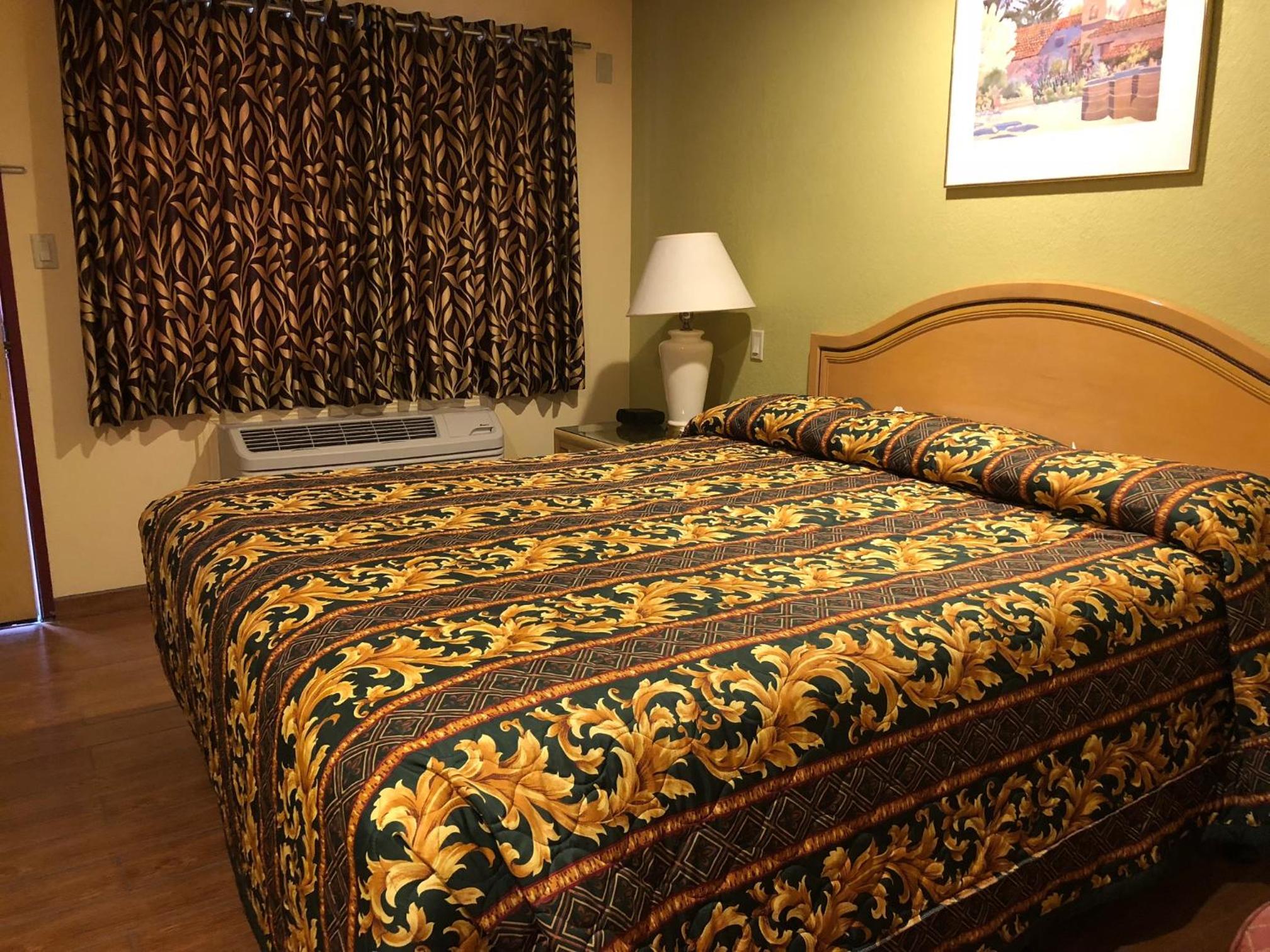 Deluxe King Bed Smoking photo 1