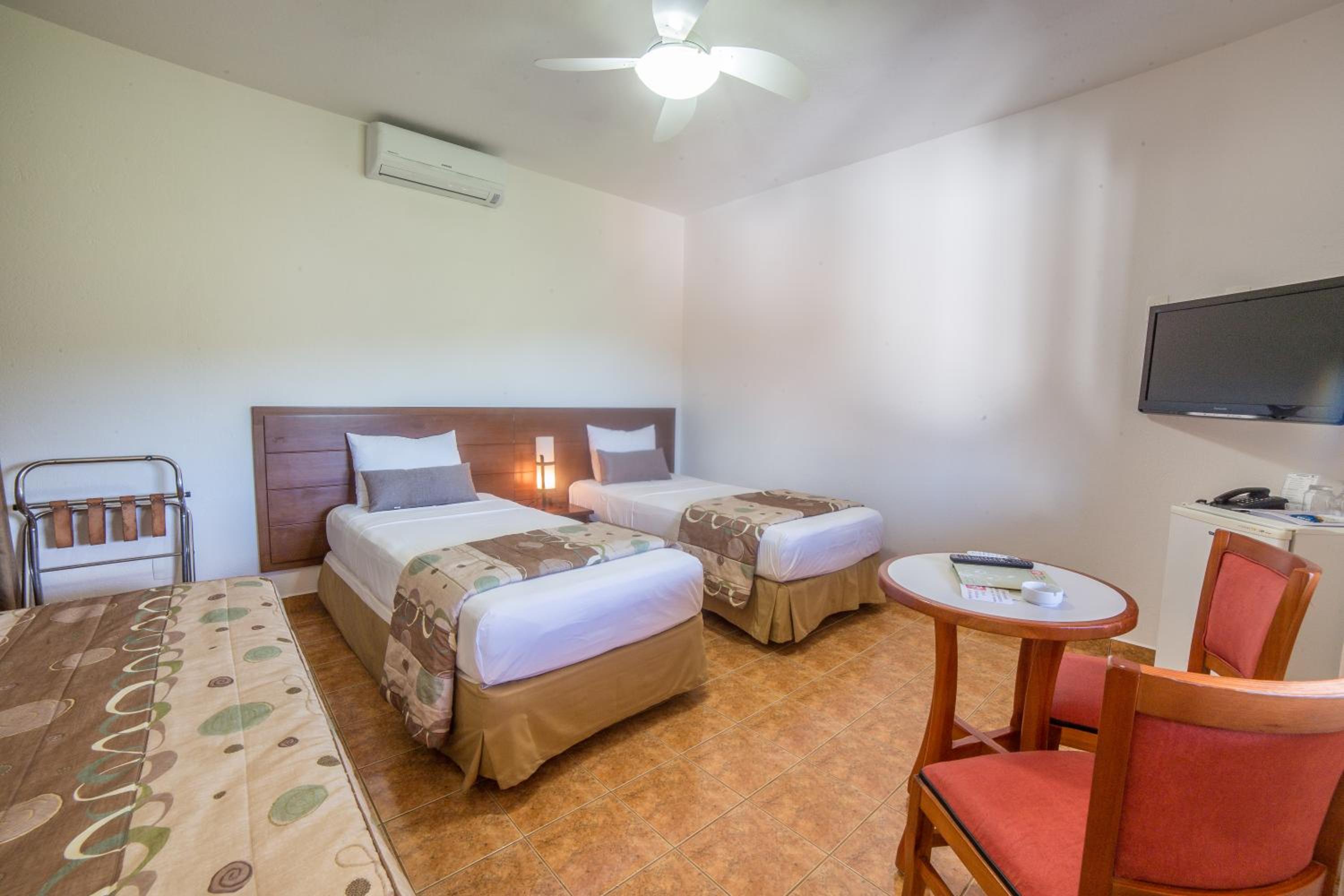 One-Bedroom Standard Chalet (1 child under 12 years old free) photo 3