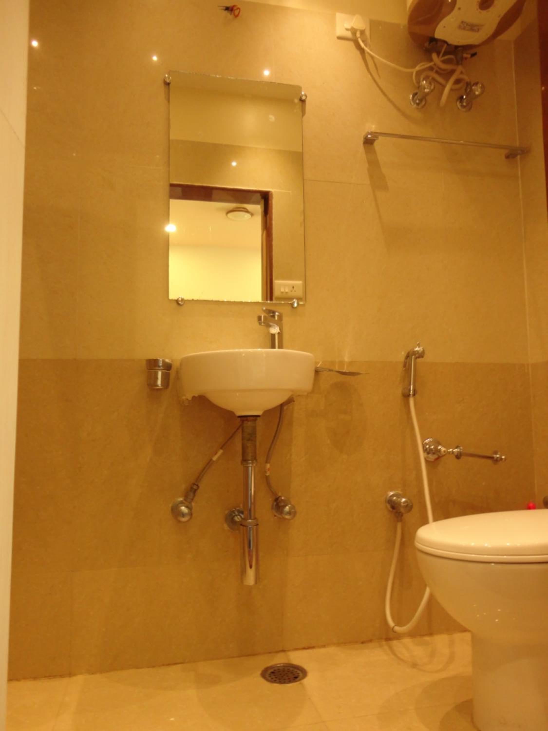 Deluxe Triple Bed Room City View - Photo 24